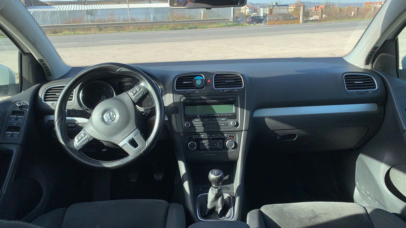 Volkswagen Golf - side view