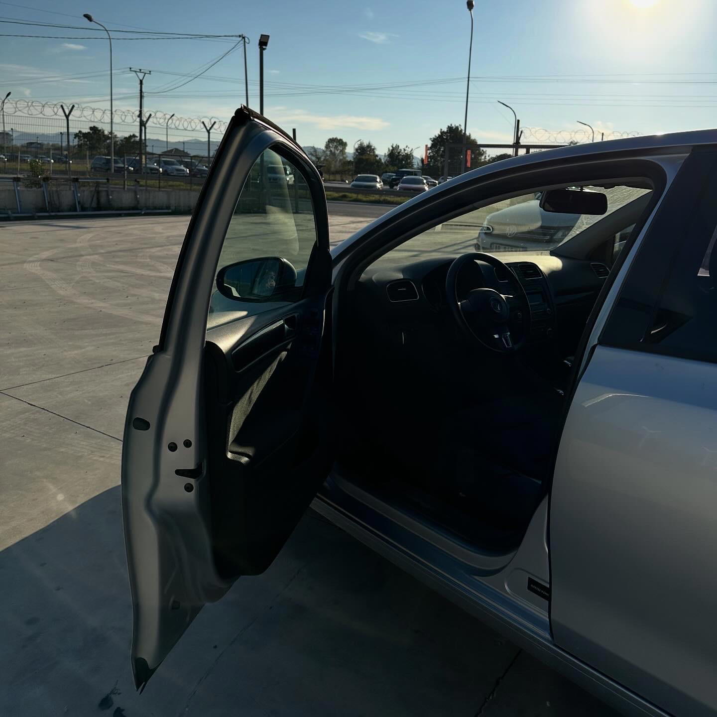 Volkswagen Golf - main photo