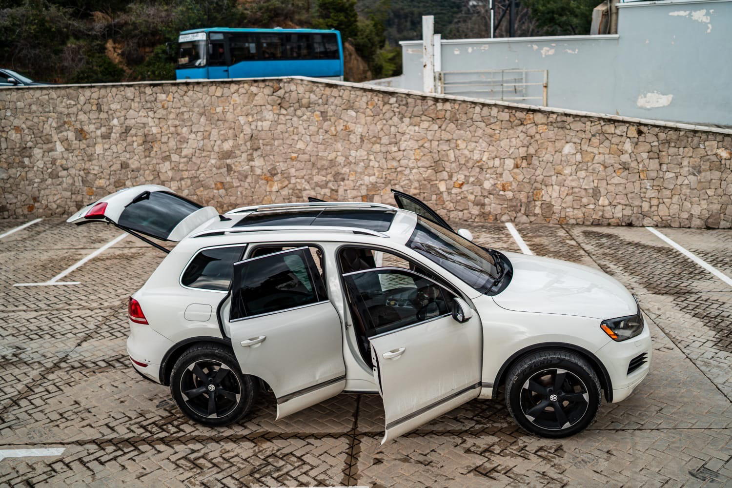 Volkswagen Touareg - side view