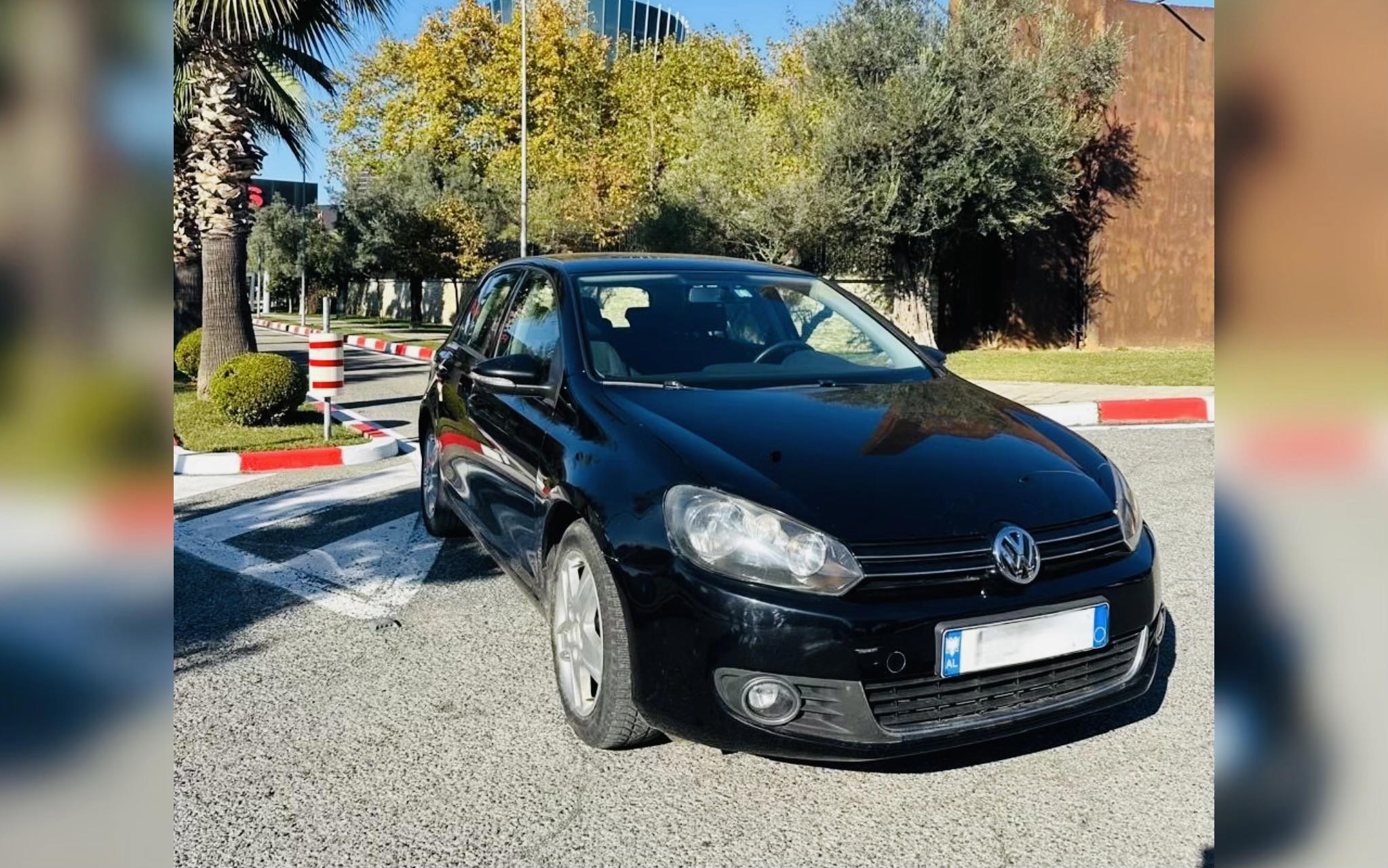 Volkswagen Golf - side view