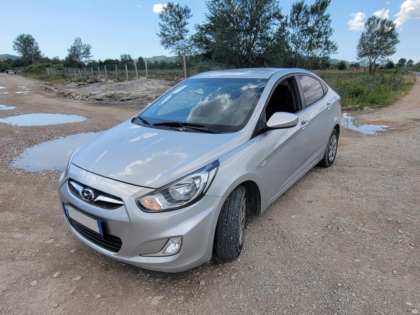 Hyundai Accent - side view