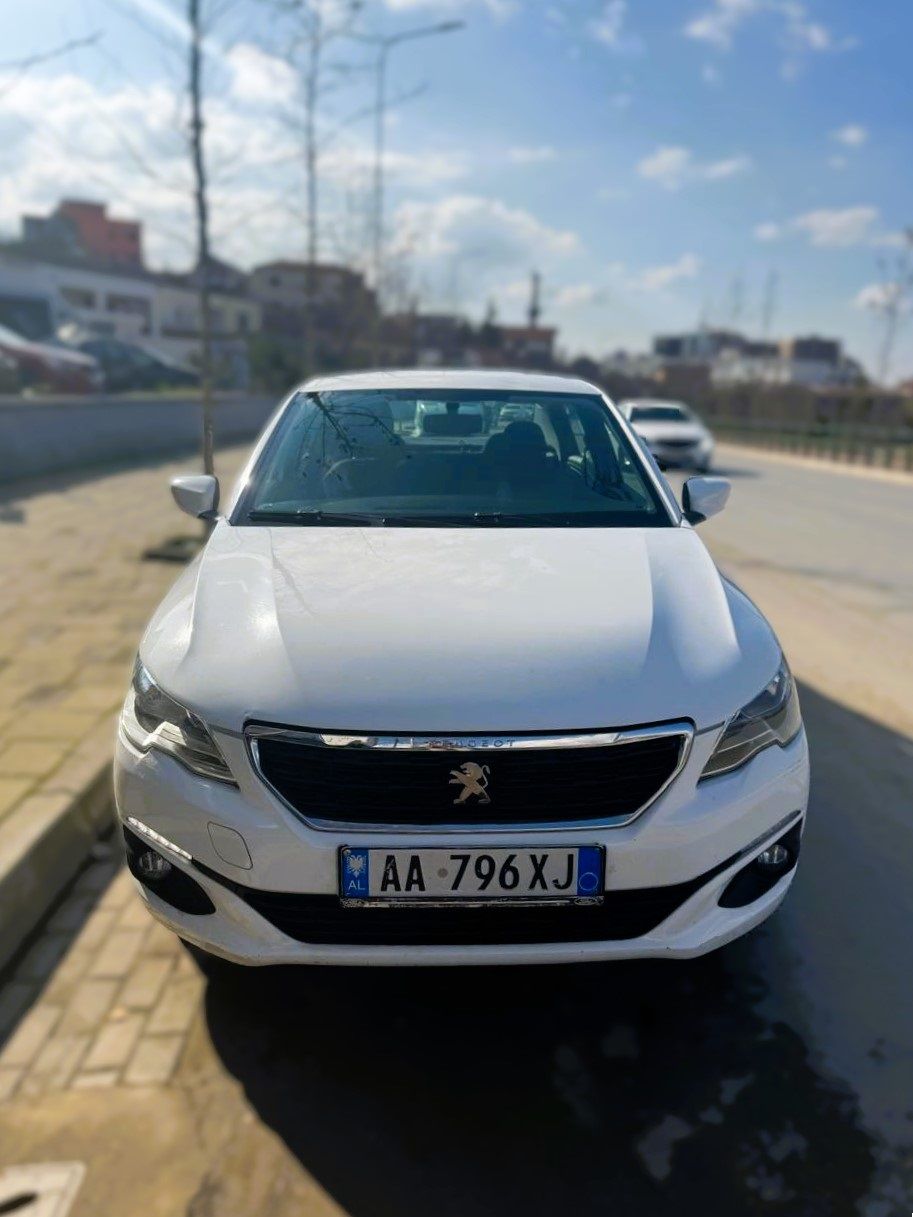 Peugeot 301 - side view