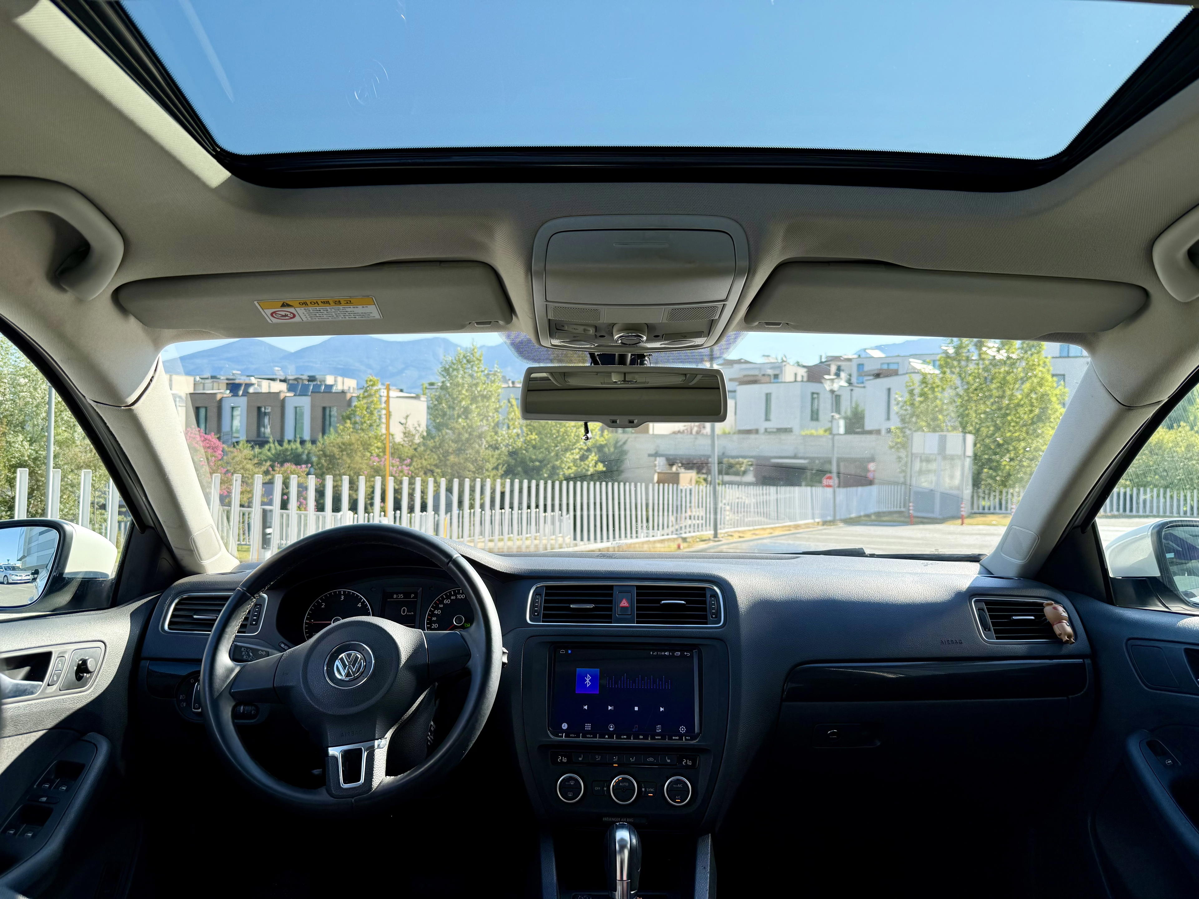 Volkswagen Jetta - main photo