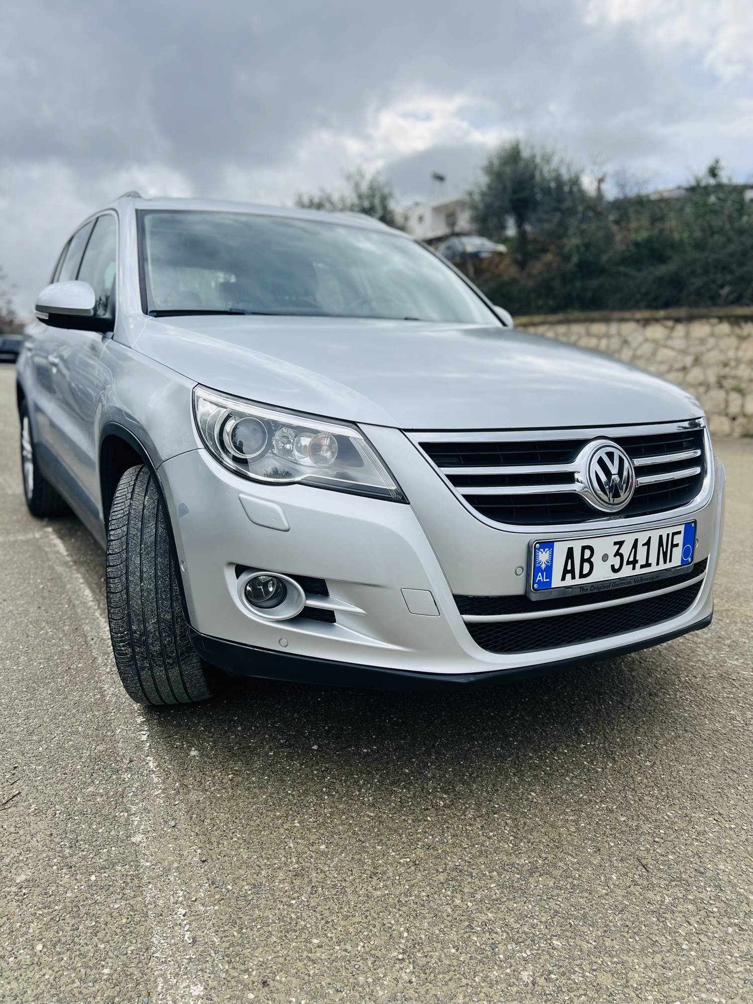 Volkswagen Tiguan - main photo