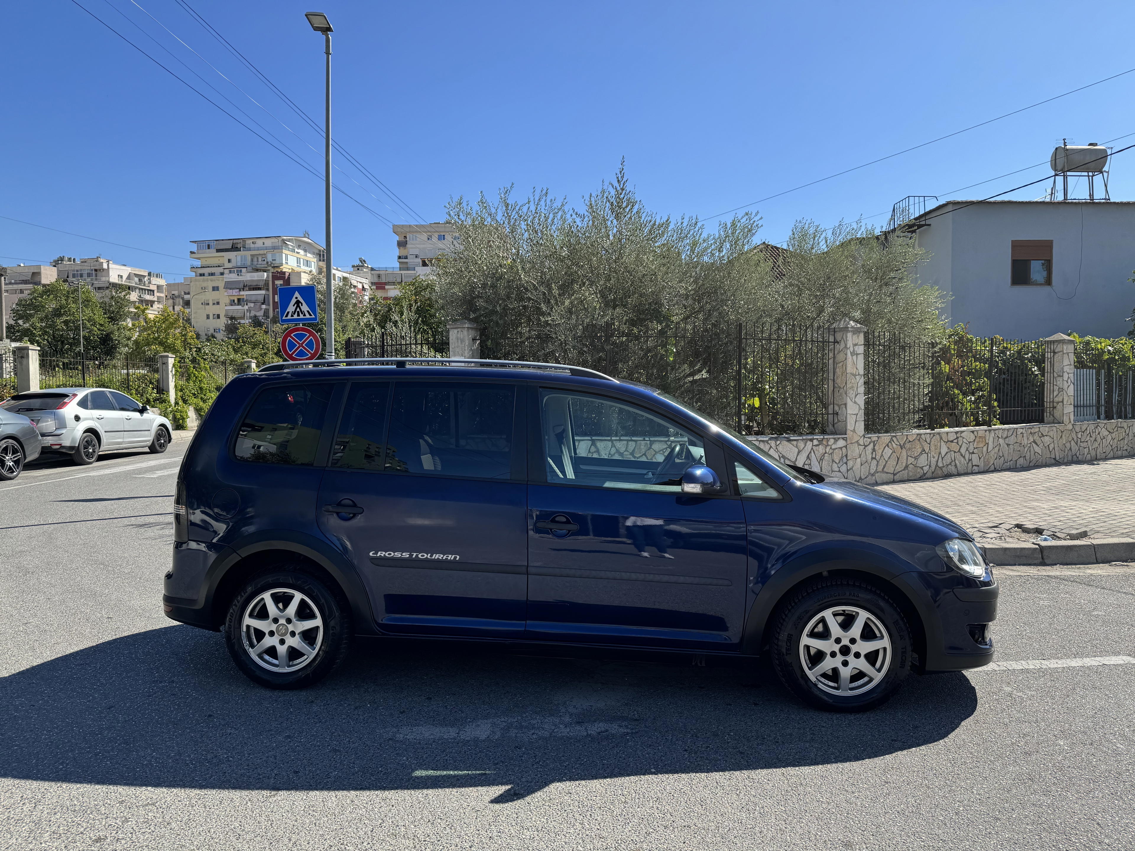 Volkswagen Touran - side view