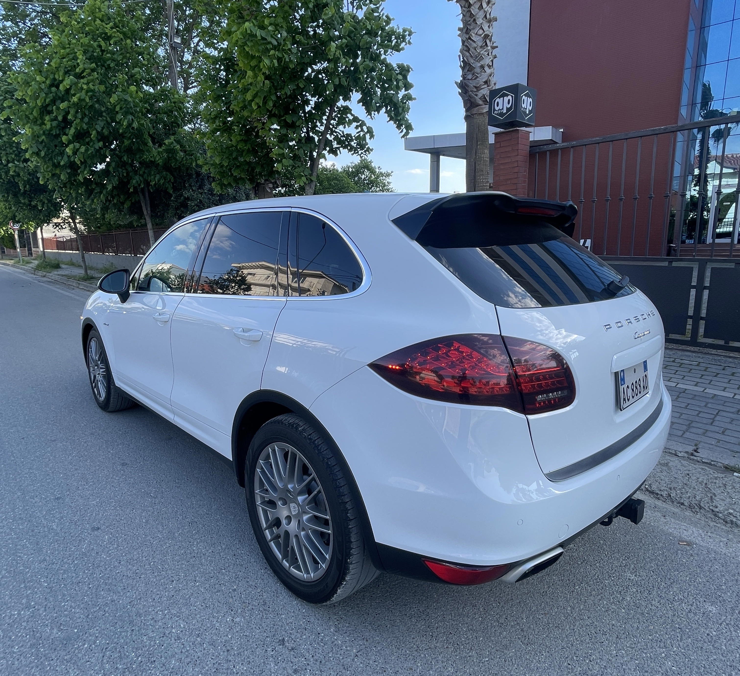 Porsche Cayenne - side view