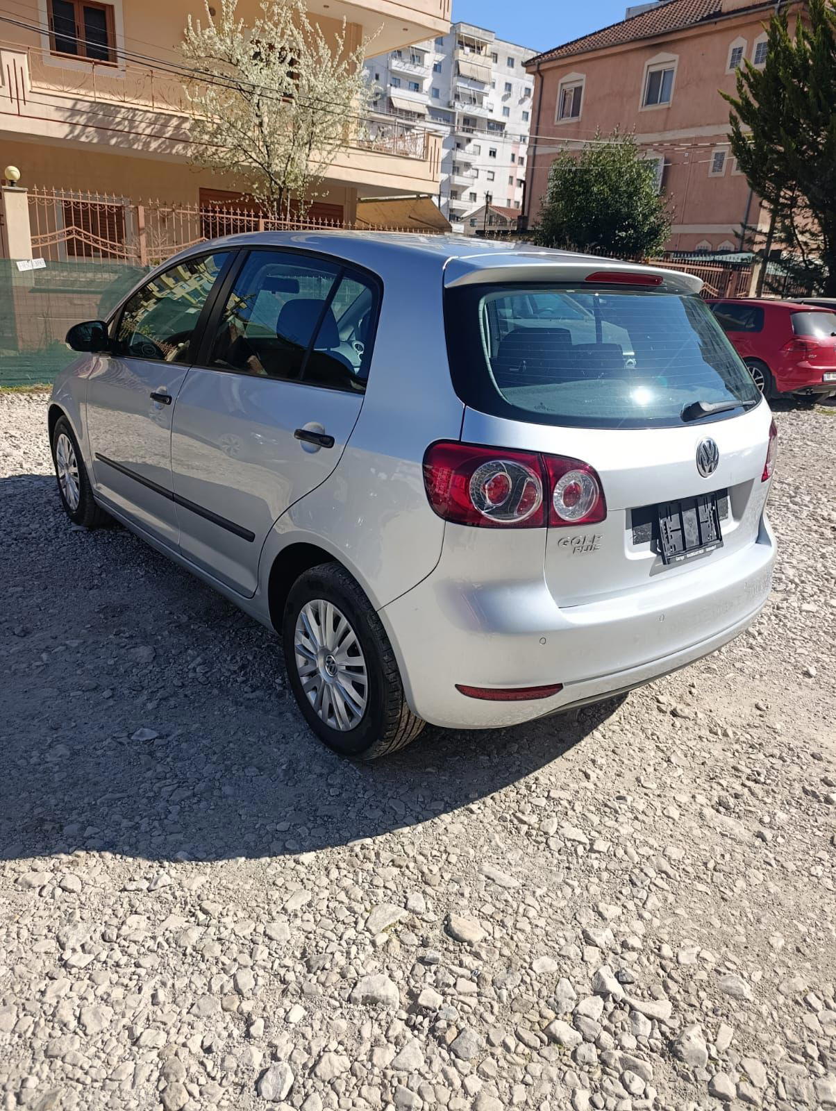 Volkswagen Golf - side view