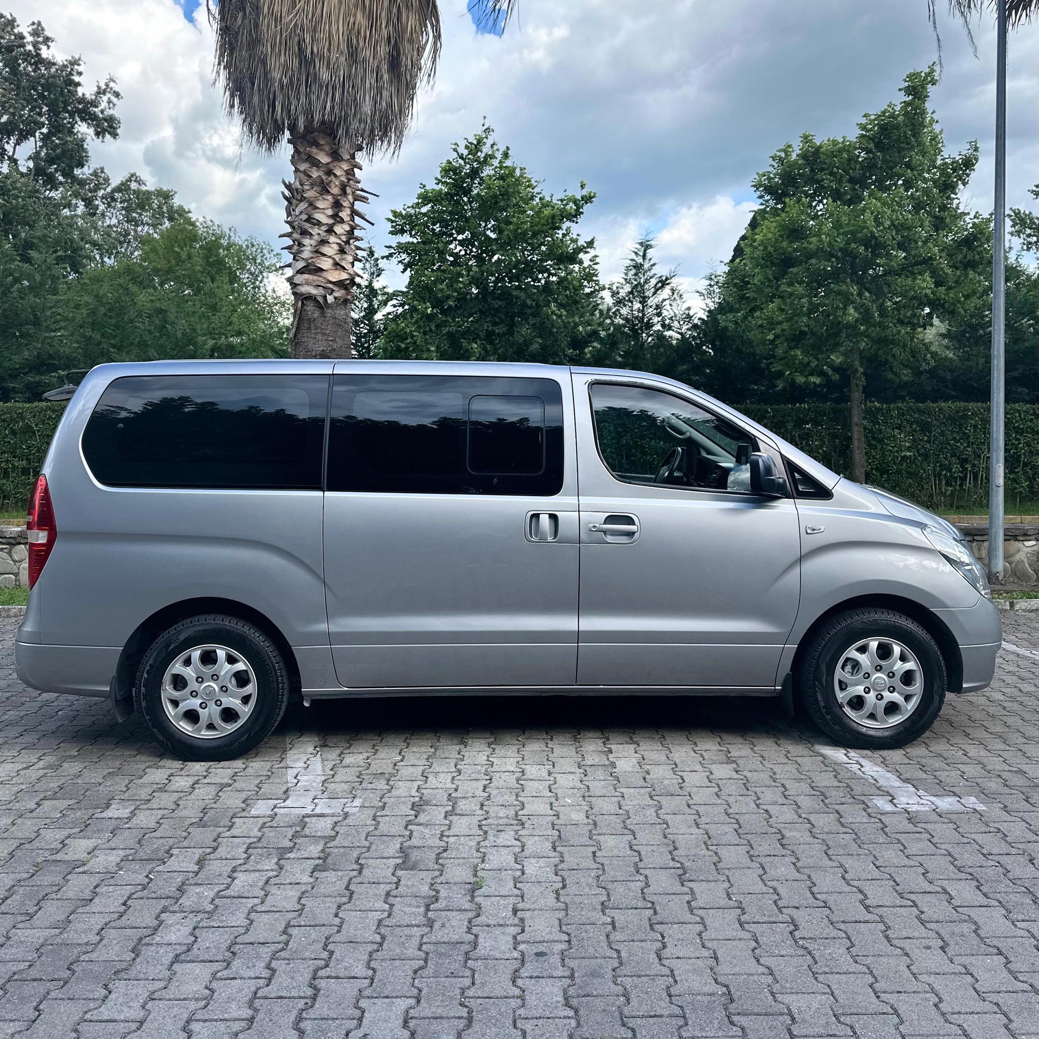 Hyundai Starex - side view
