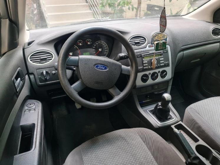 Ford Focus - side view