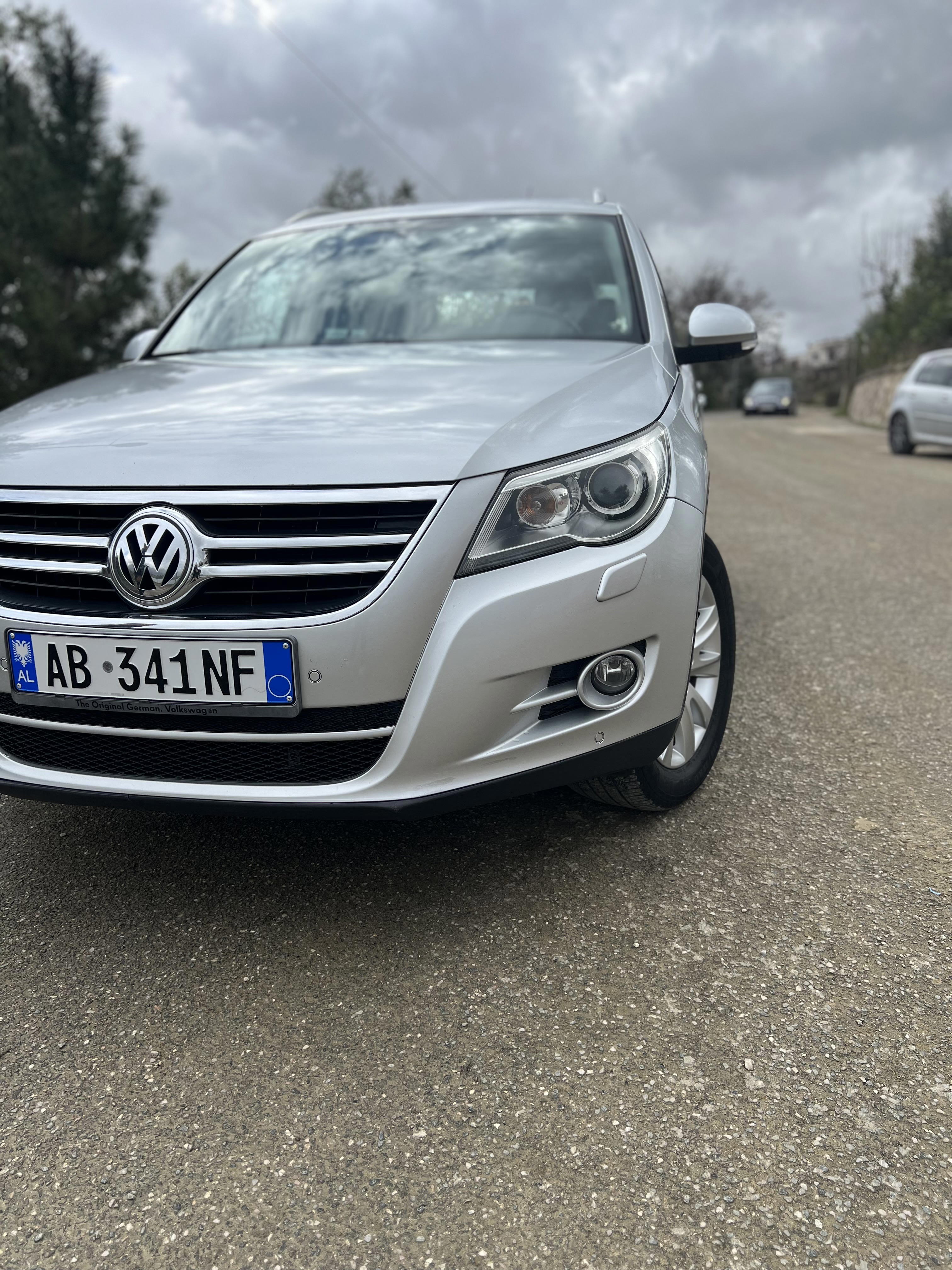 Volkswagen Tiguan - side view