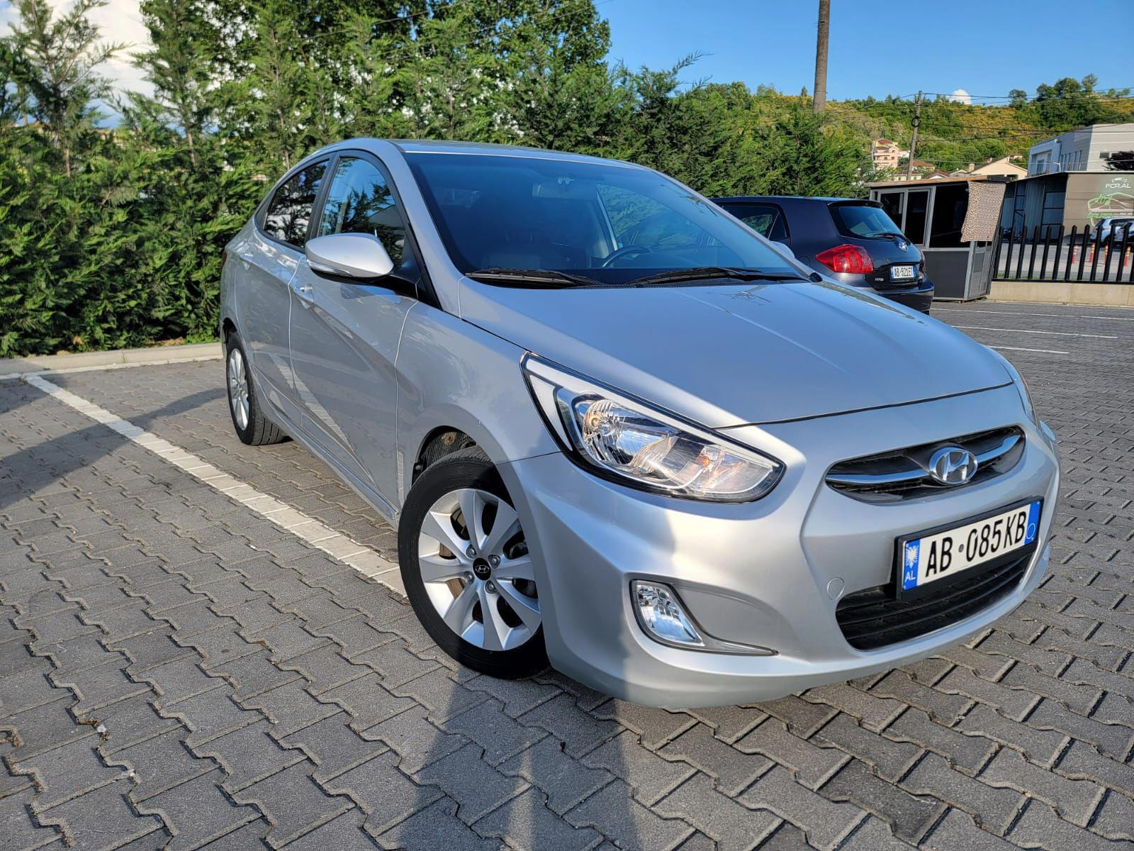 Hyundai Accent - side view
