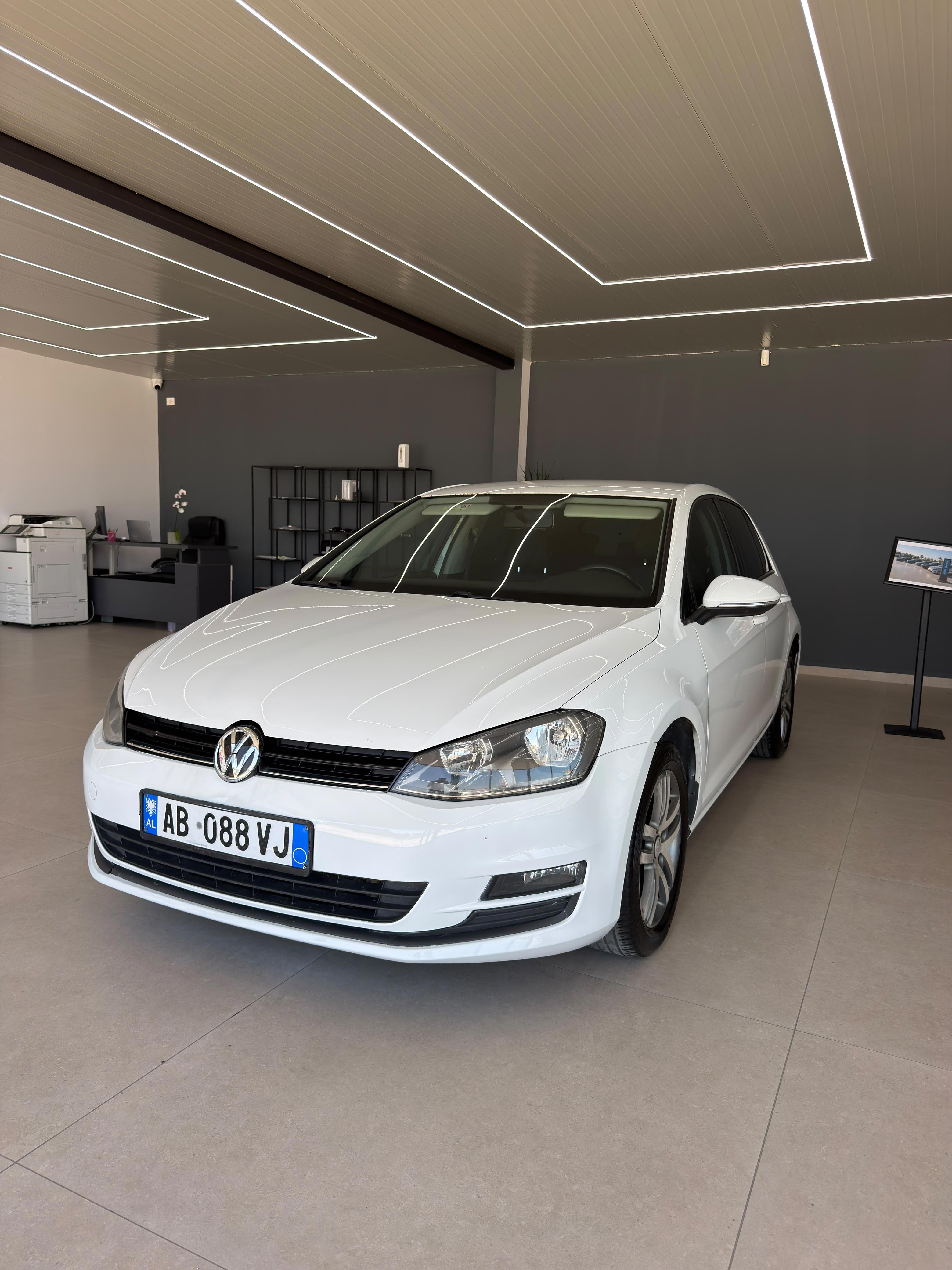 Volkswagen Golf - side view