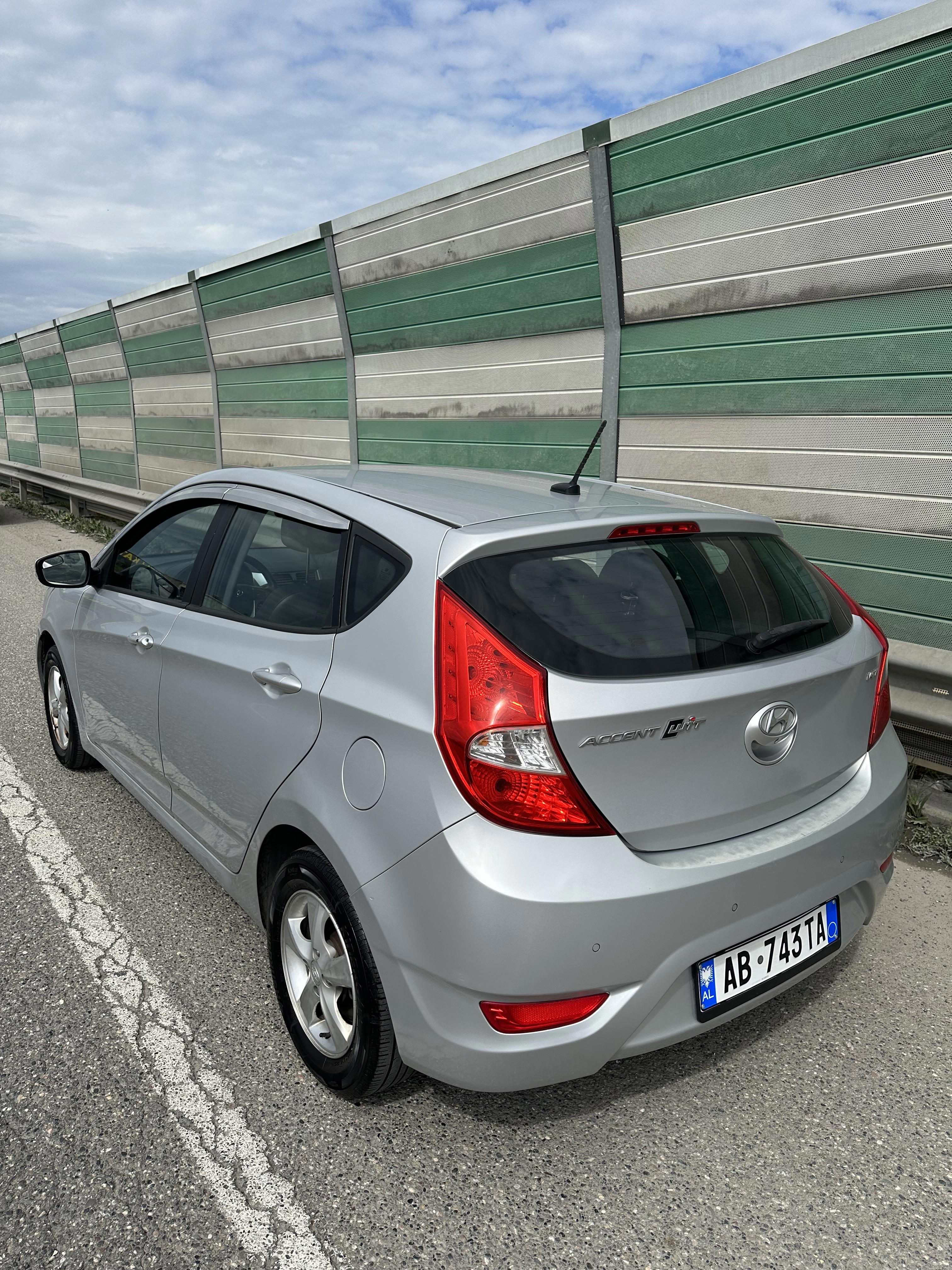 Hyundai Accent - photo 4