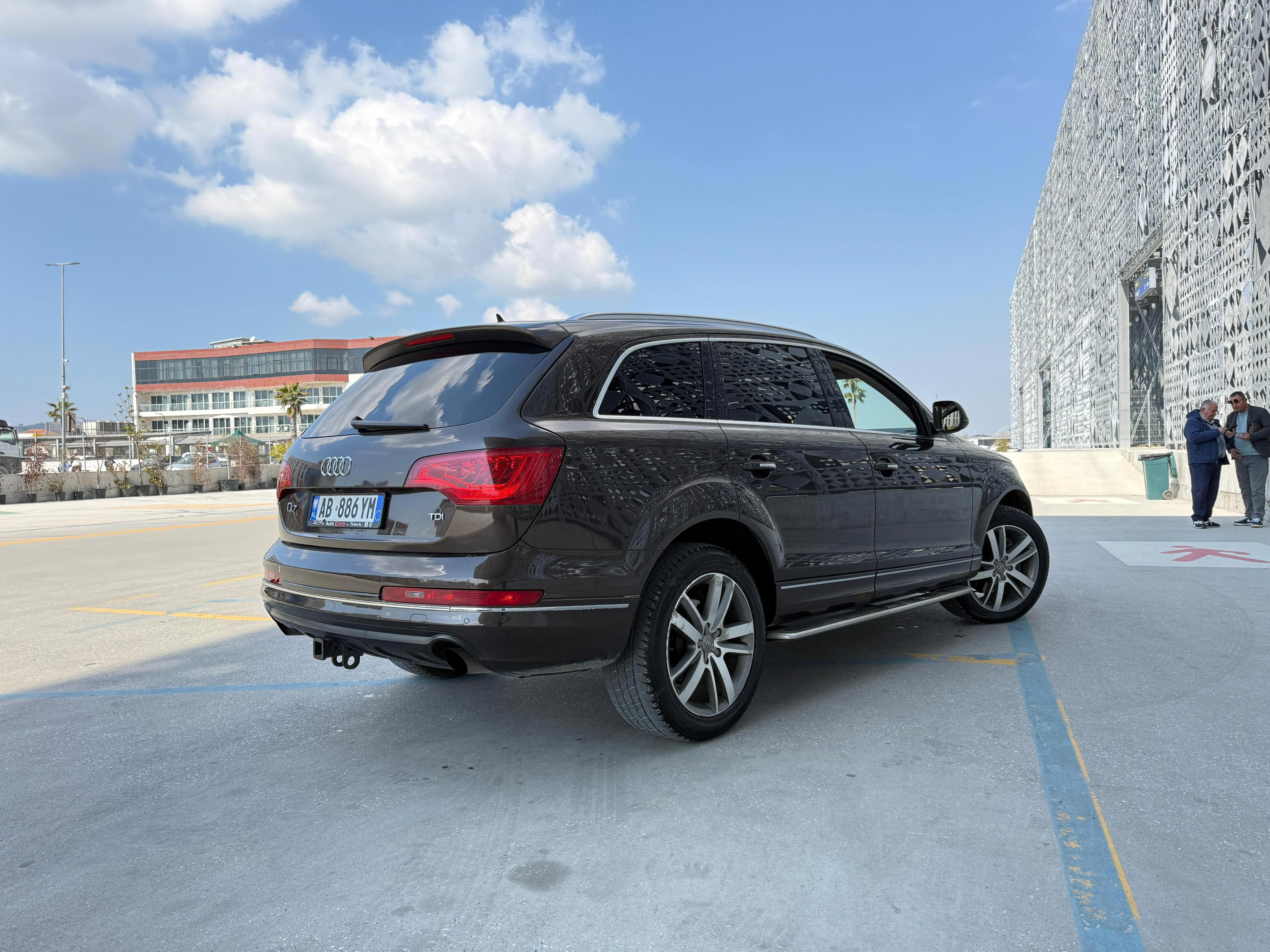 Audi Q7 - side view