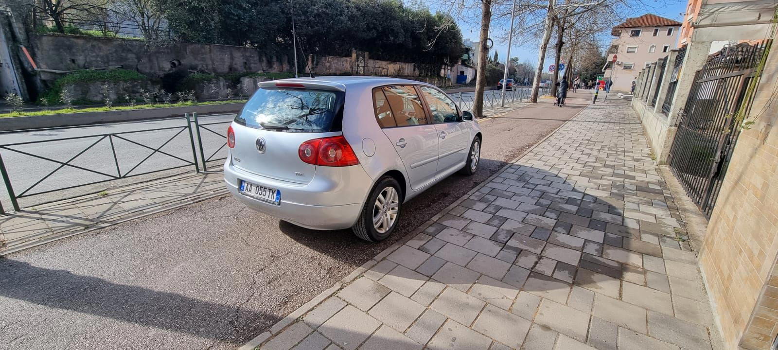 Volkswagen Golf - side view