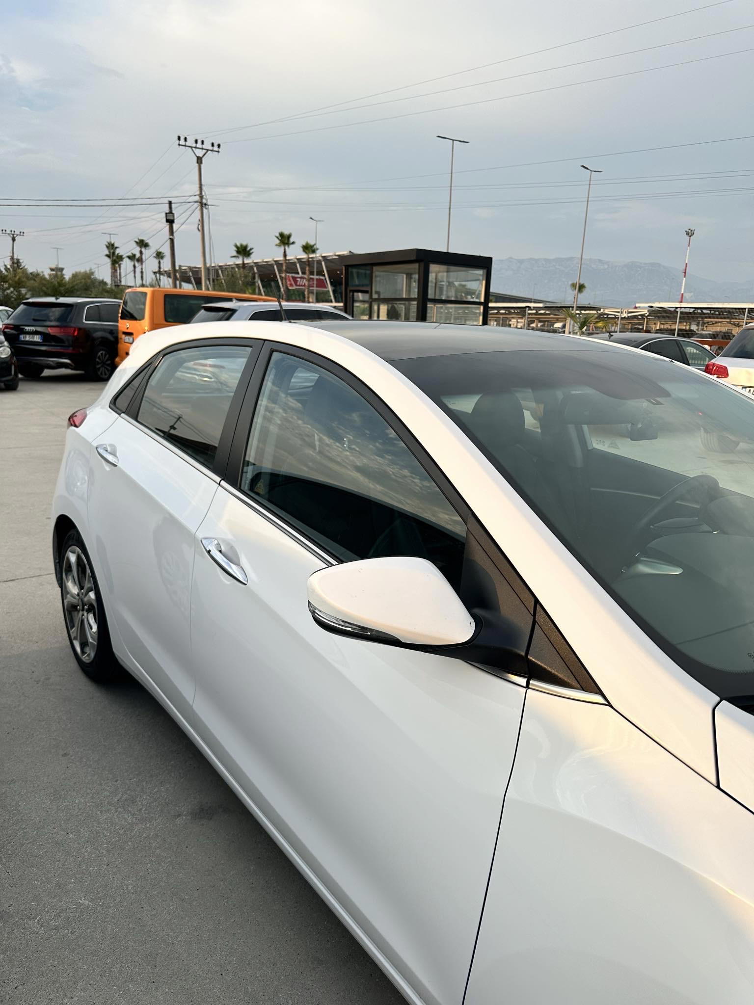 Hyundai I30 - side view