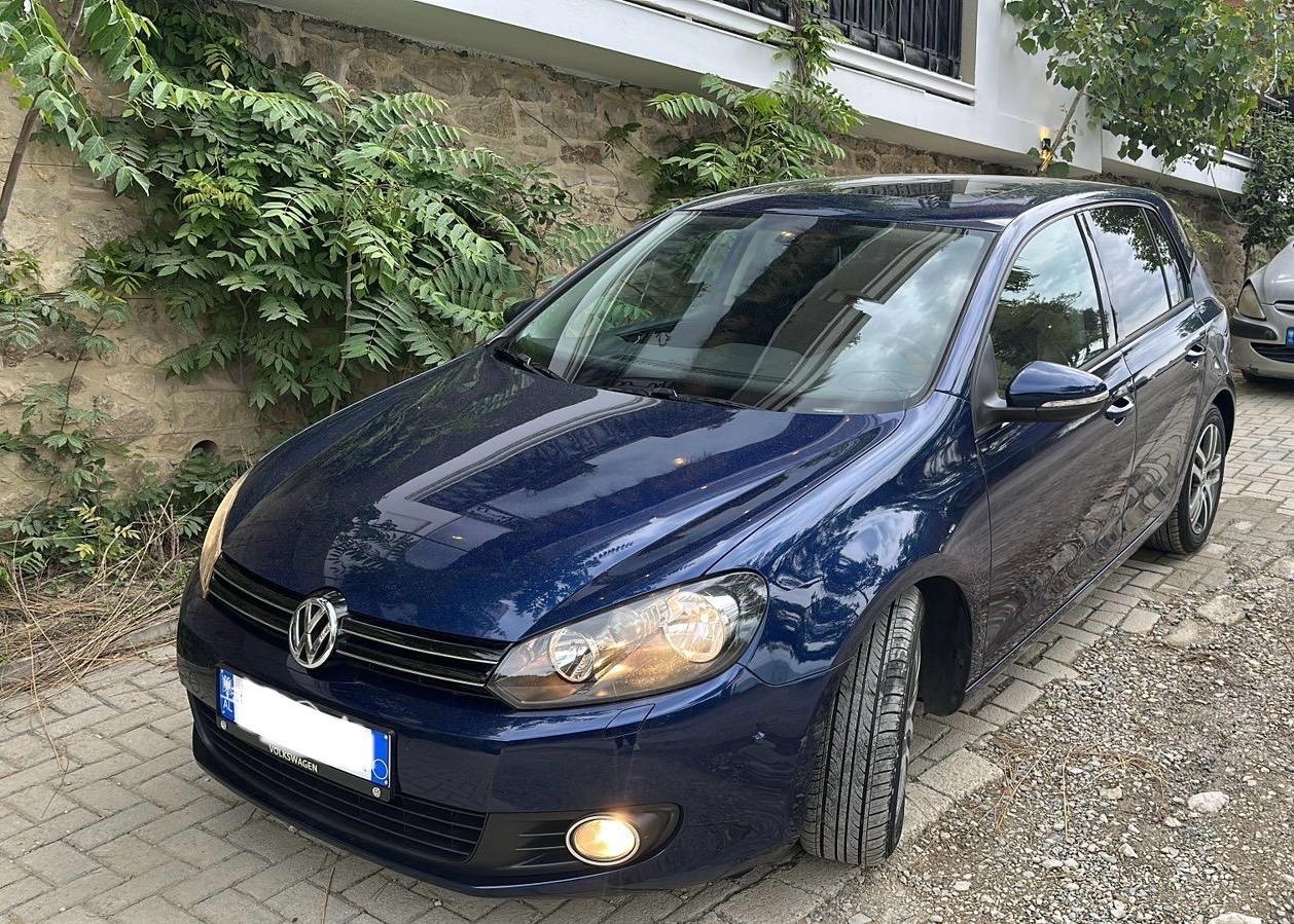 Volkswagen Golf - side view