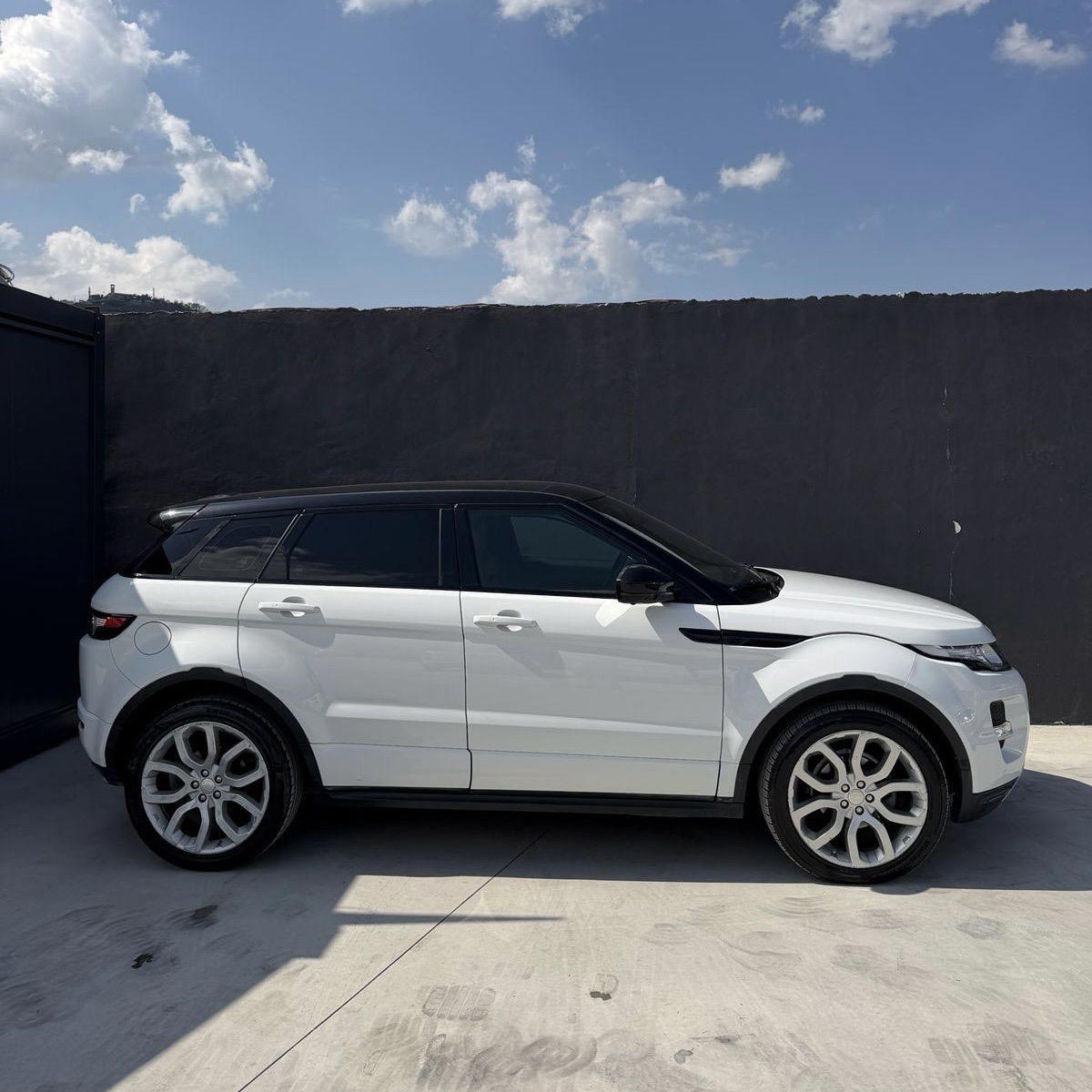 Land Rover Range Rover Evoque - side view