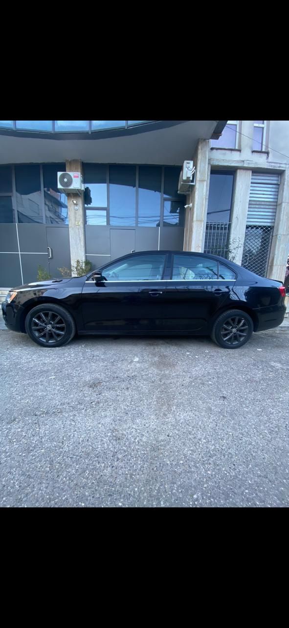 Volkswagen Jetta - side view