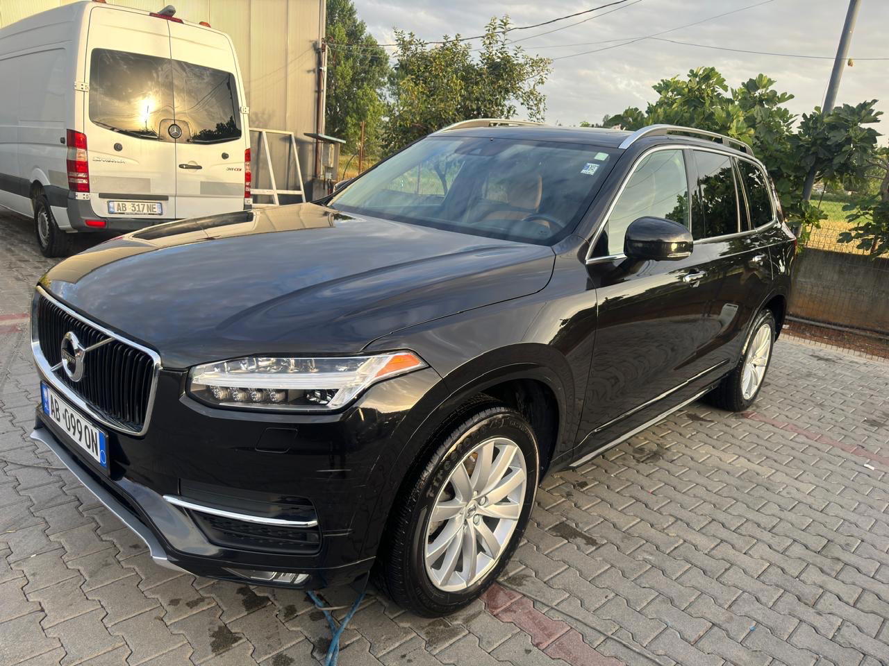 Volvo XC90 - side view