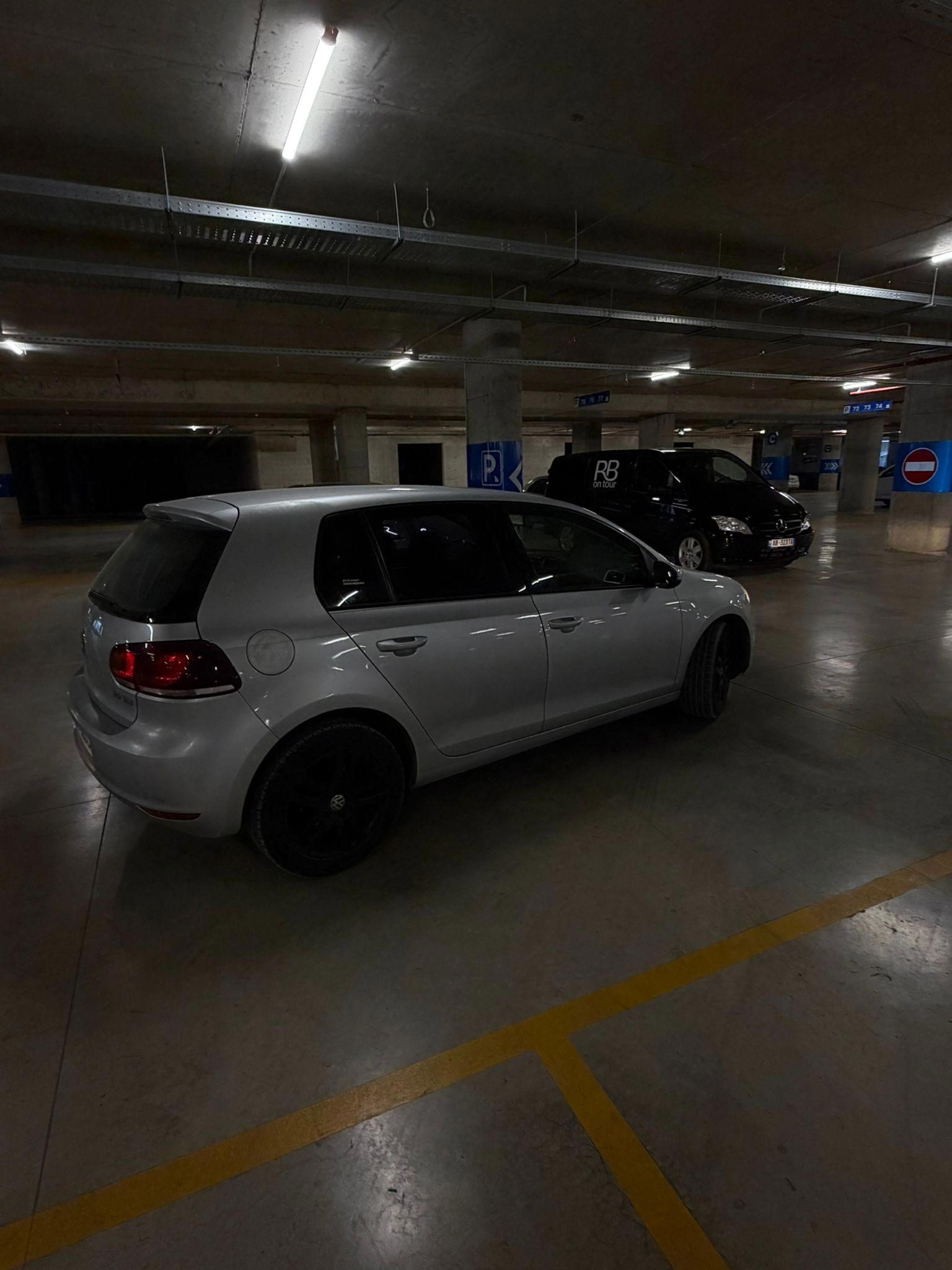 Volkswagen Golf - side view