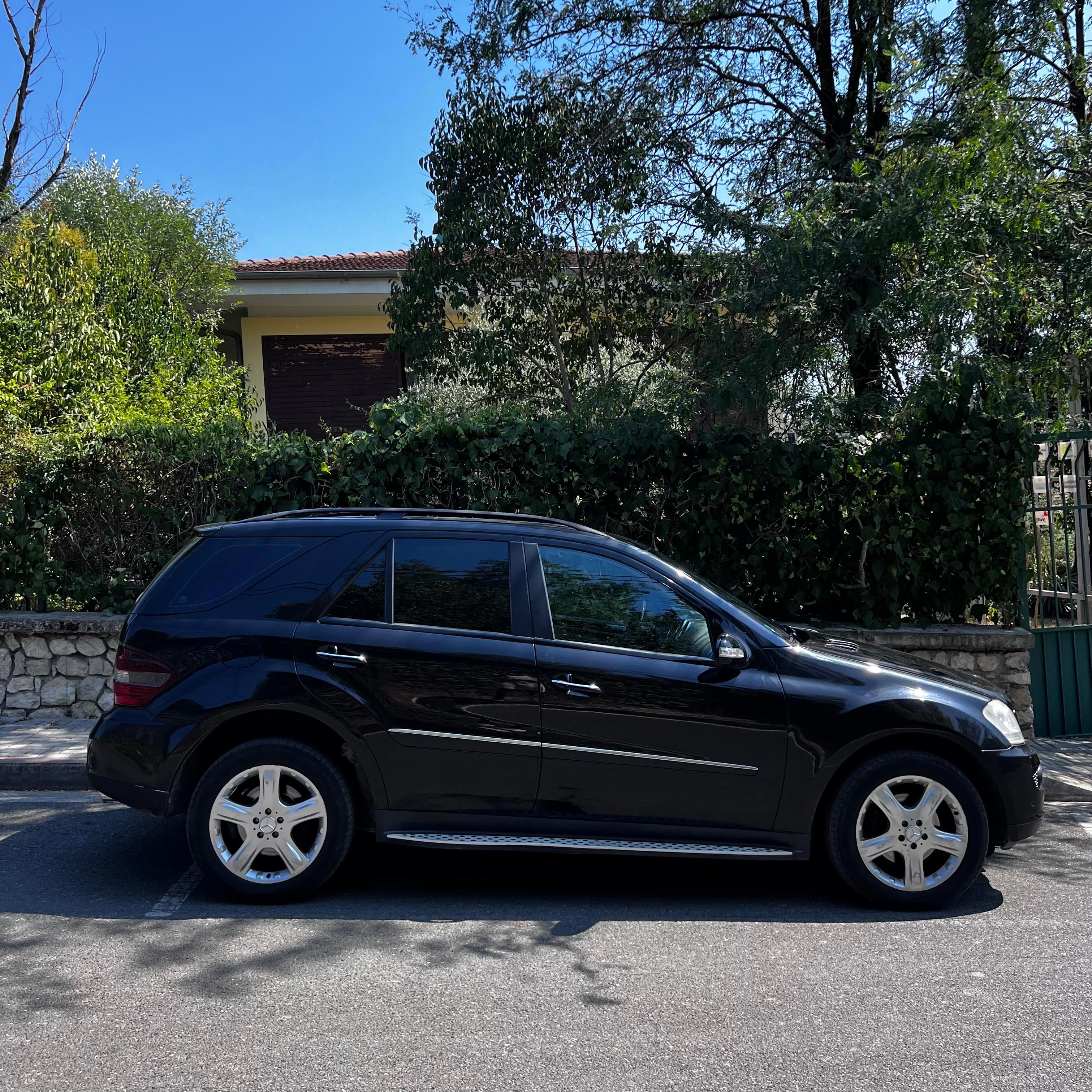 Mercedes-Benz M-Class - side view