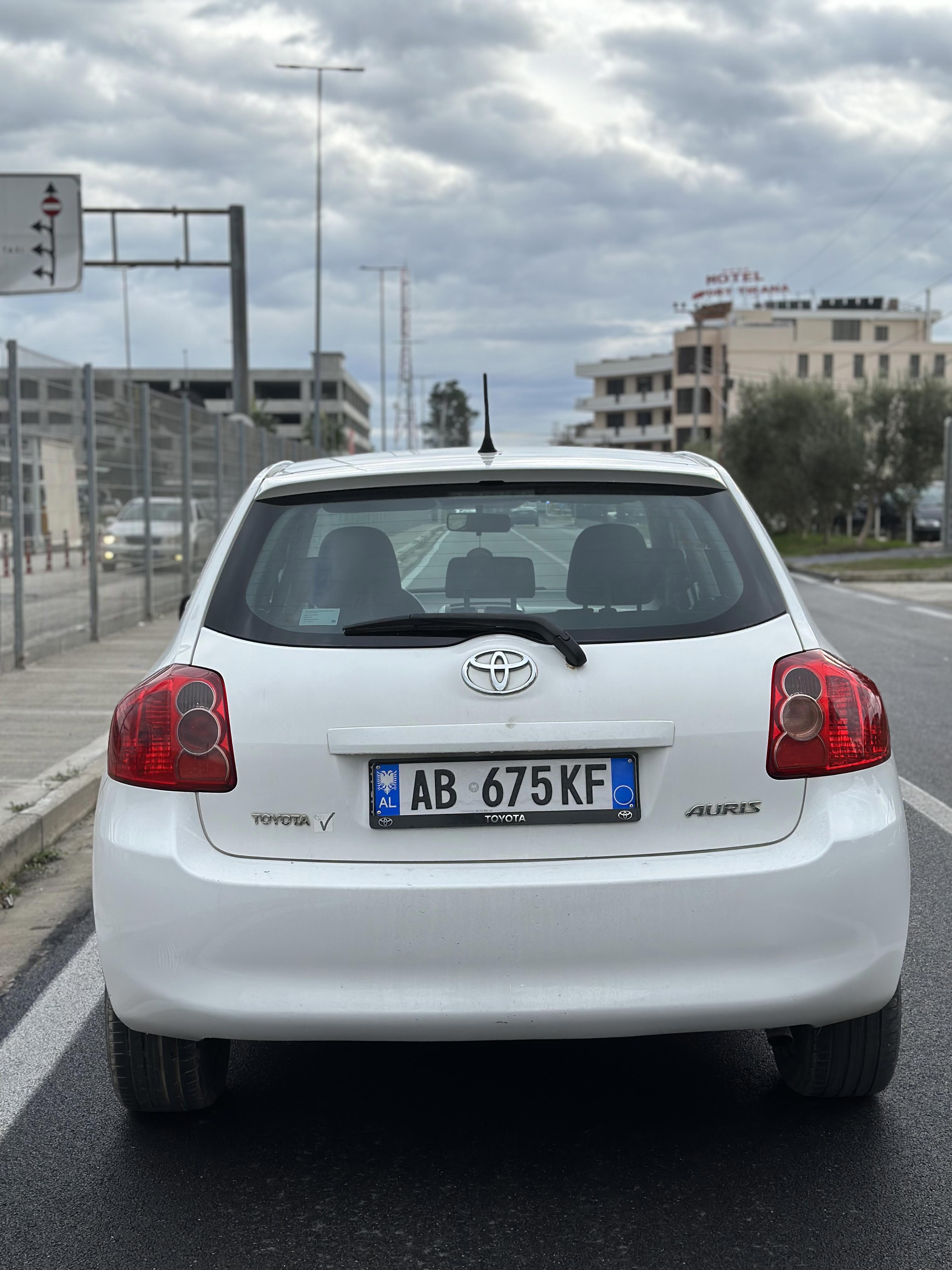Toyota Auris - side view