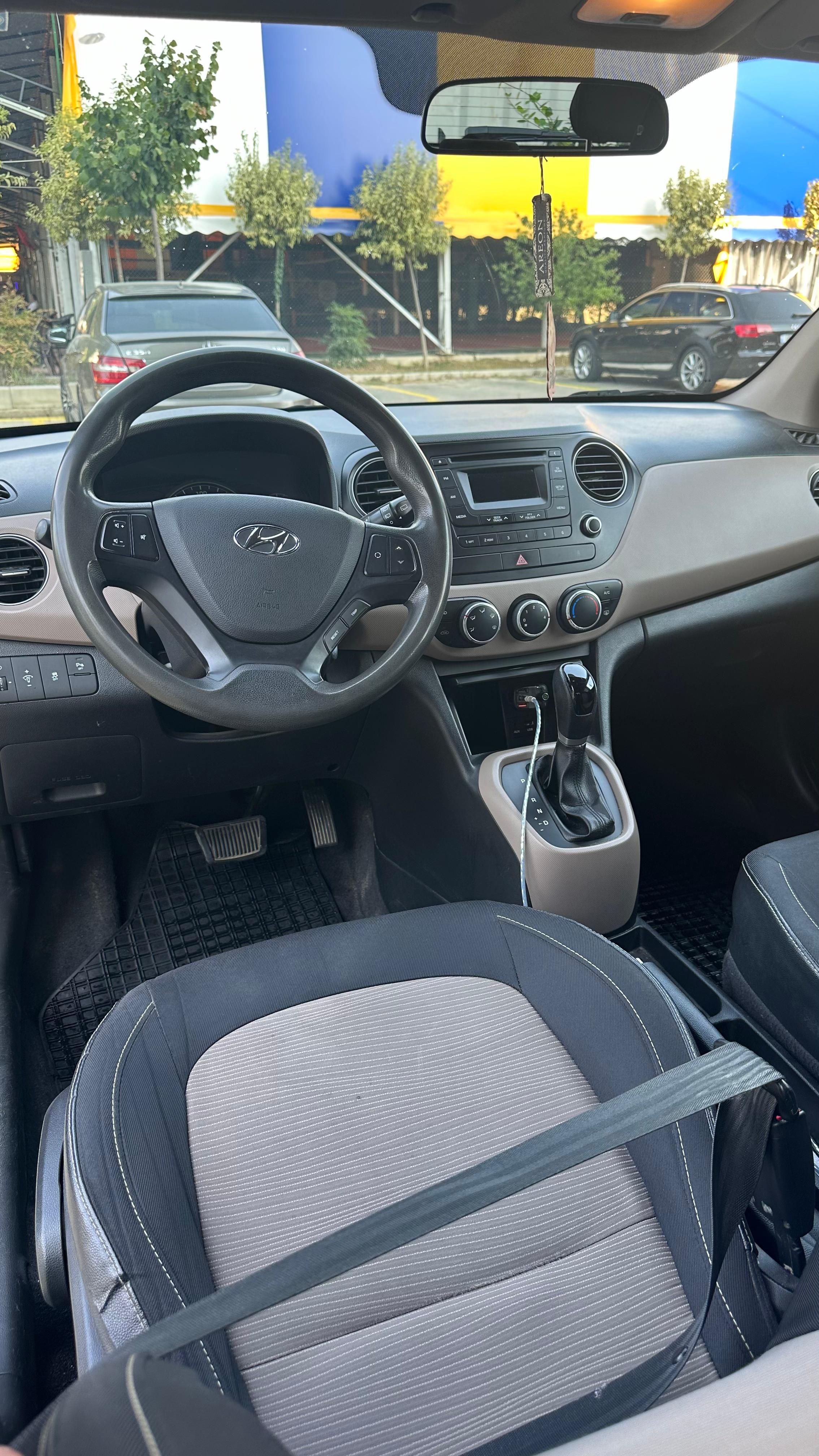 Hyundai i10 - side view