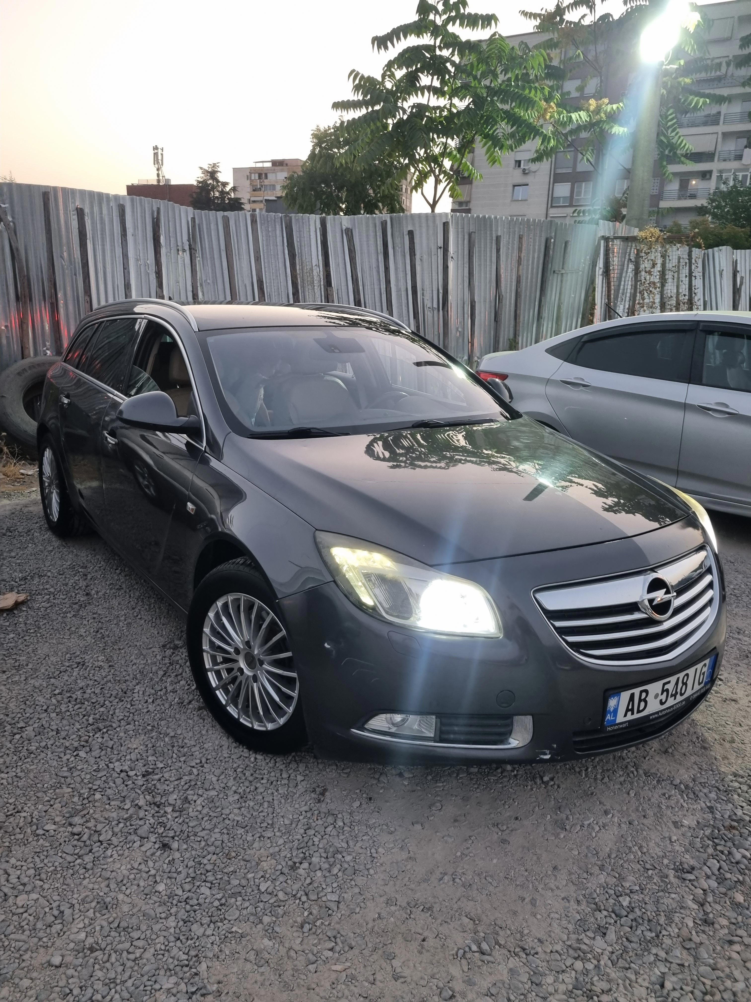 Opel Insiginia - side view