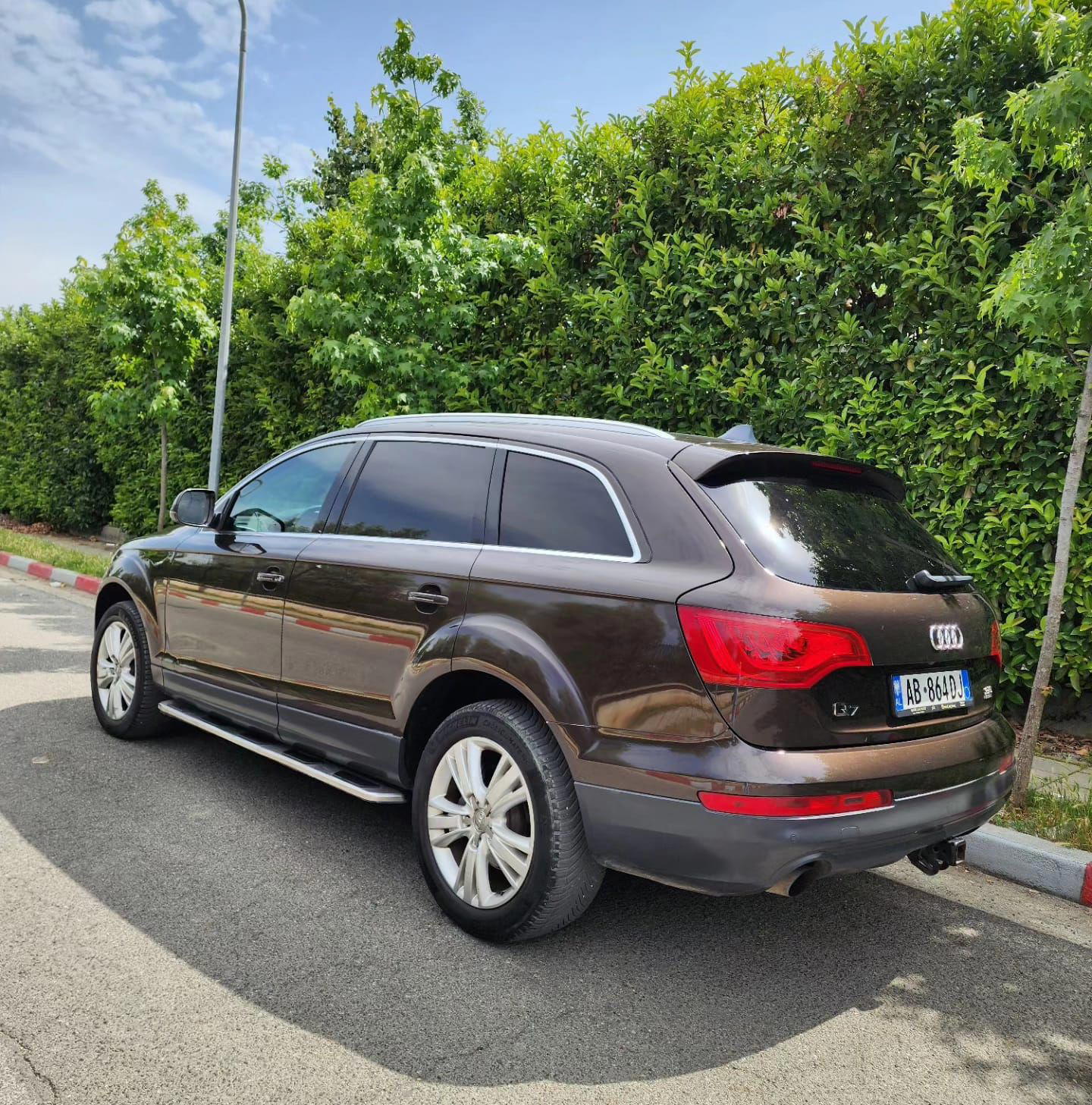 Audi Q7 - side view