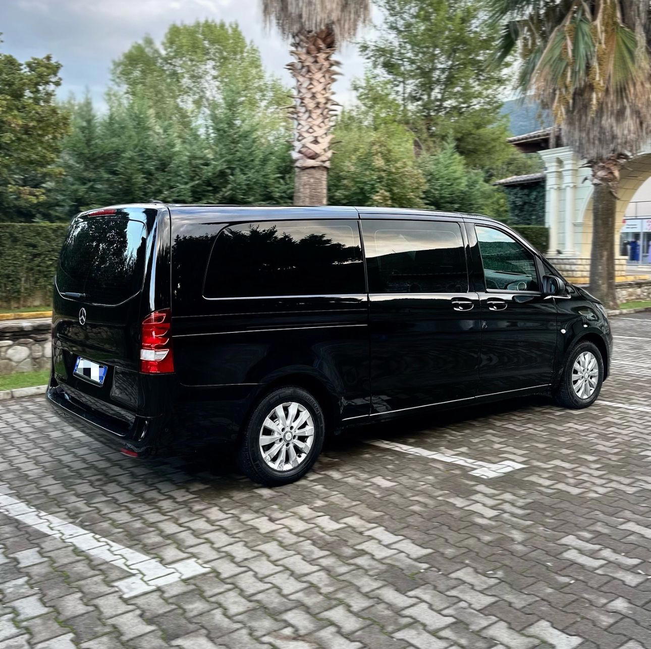 Mercedes-Benz Vito - side view