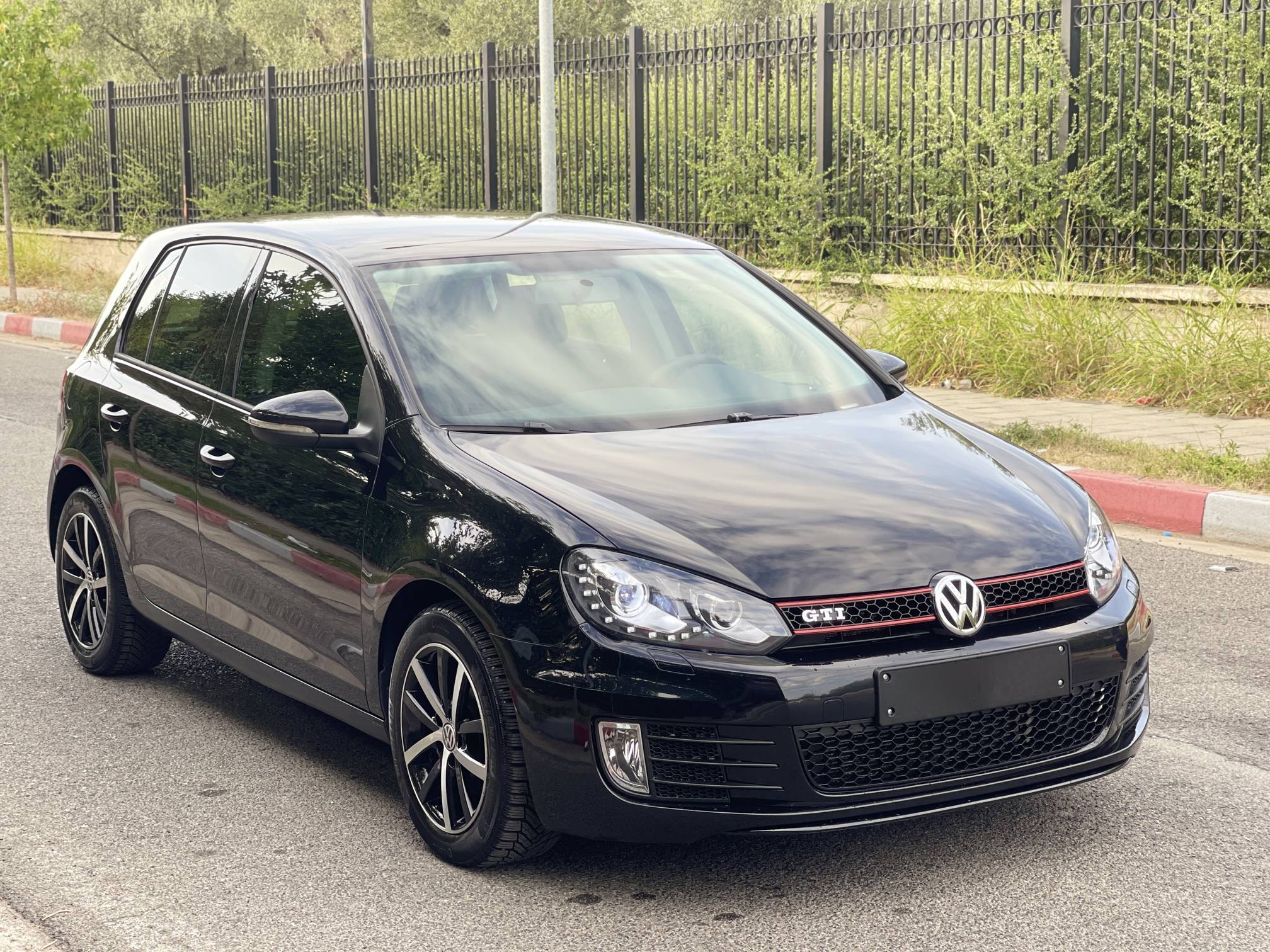Volkswagen Golf - side view