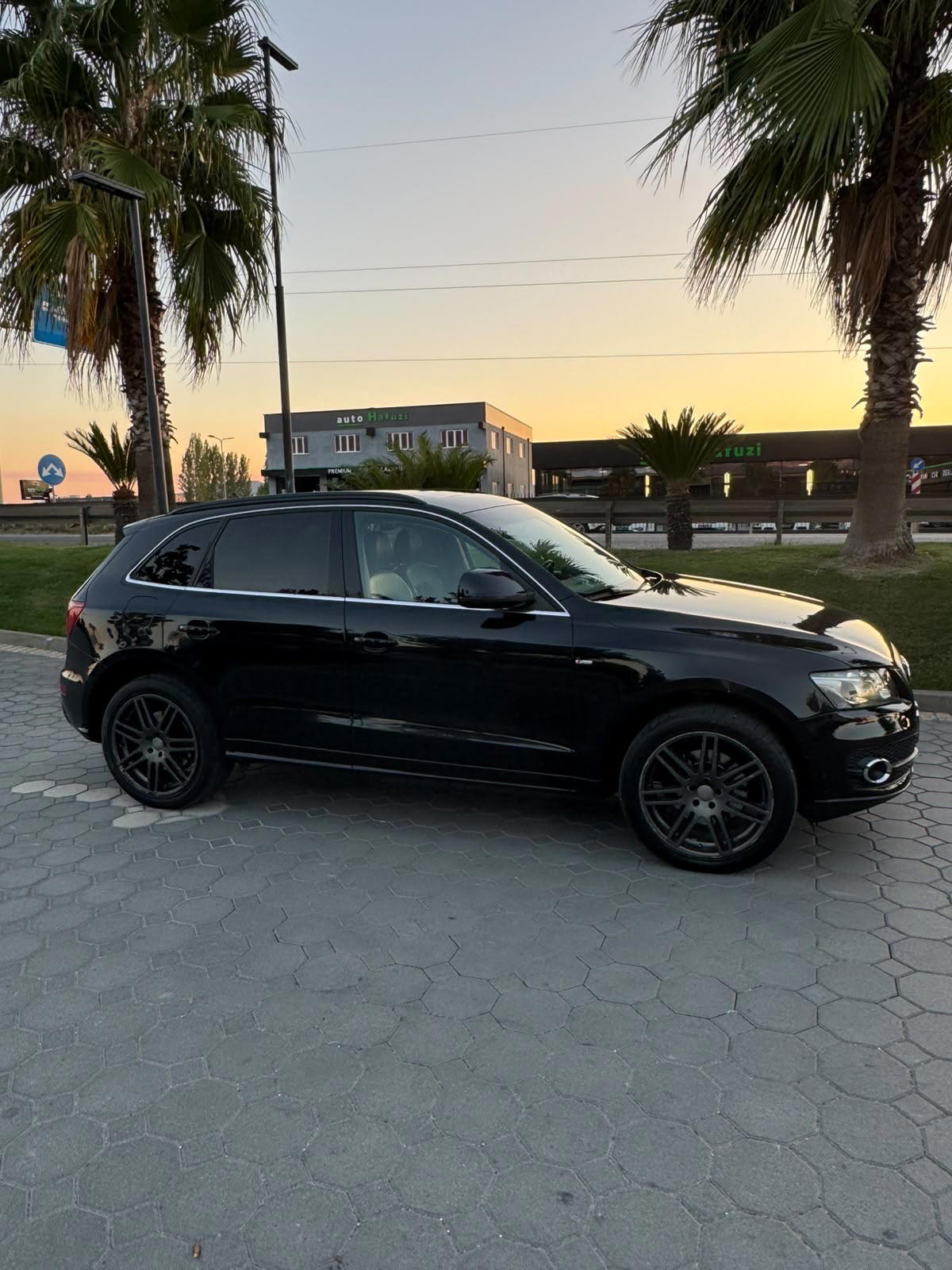 Audi Q5 - side view