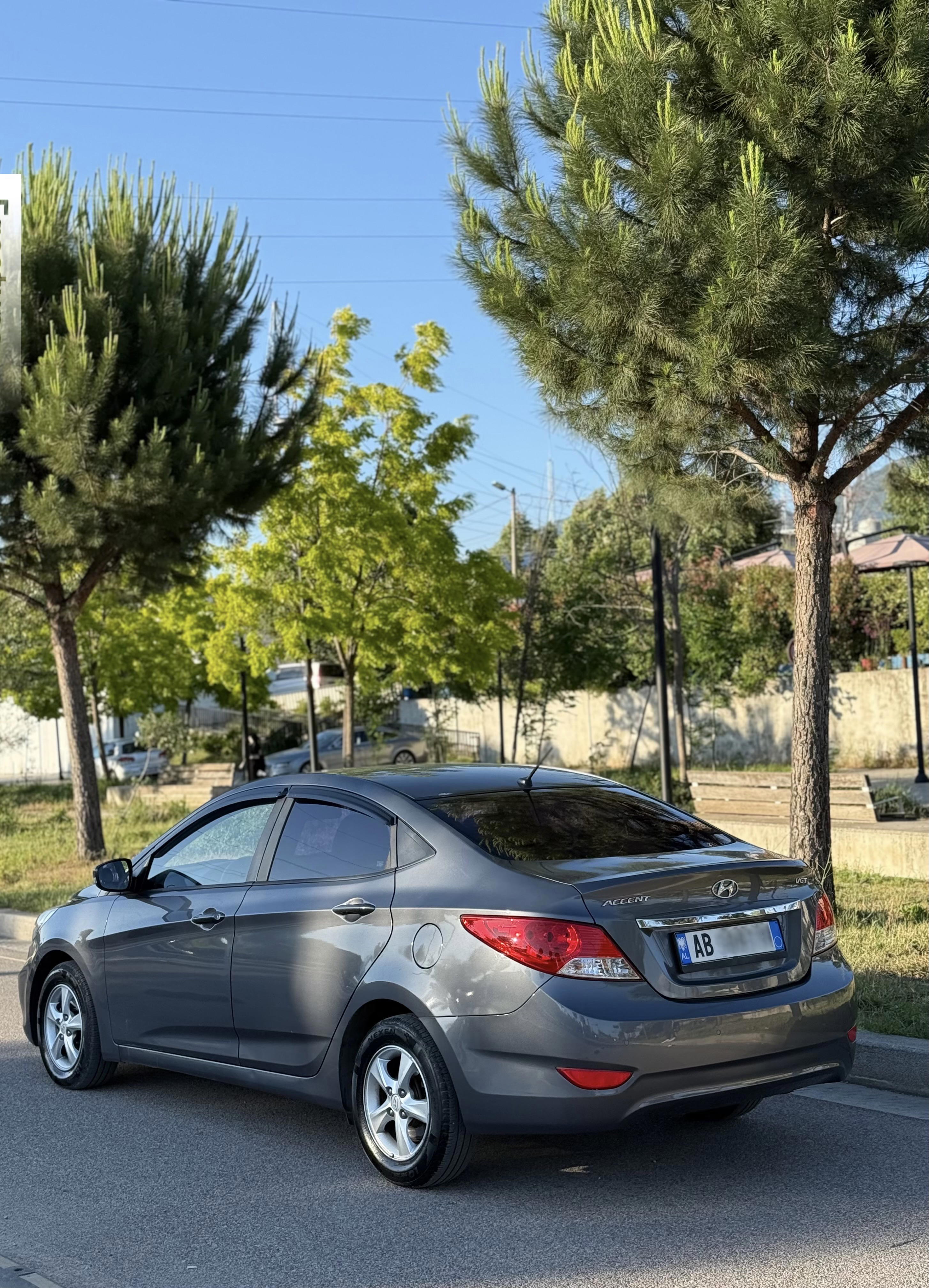 Hyundai Accent - side view