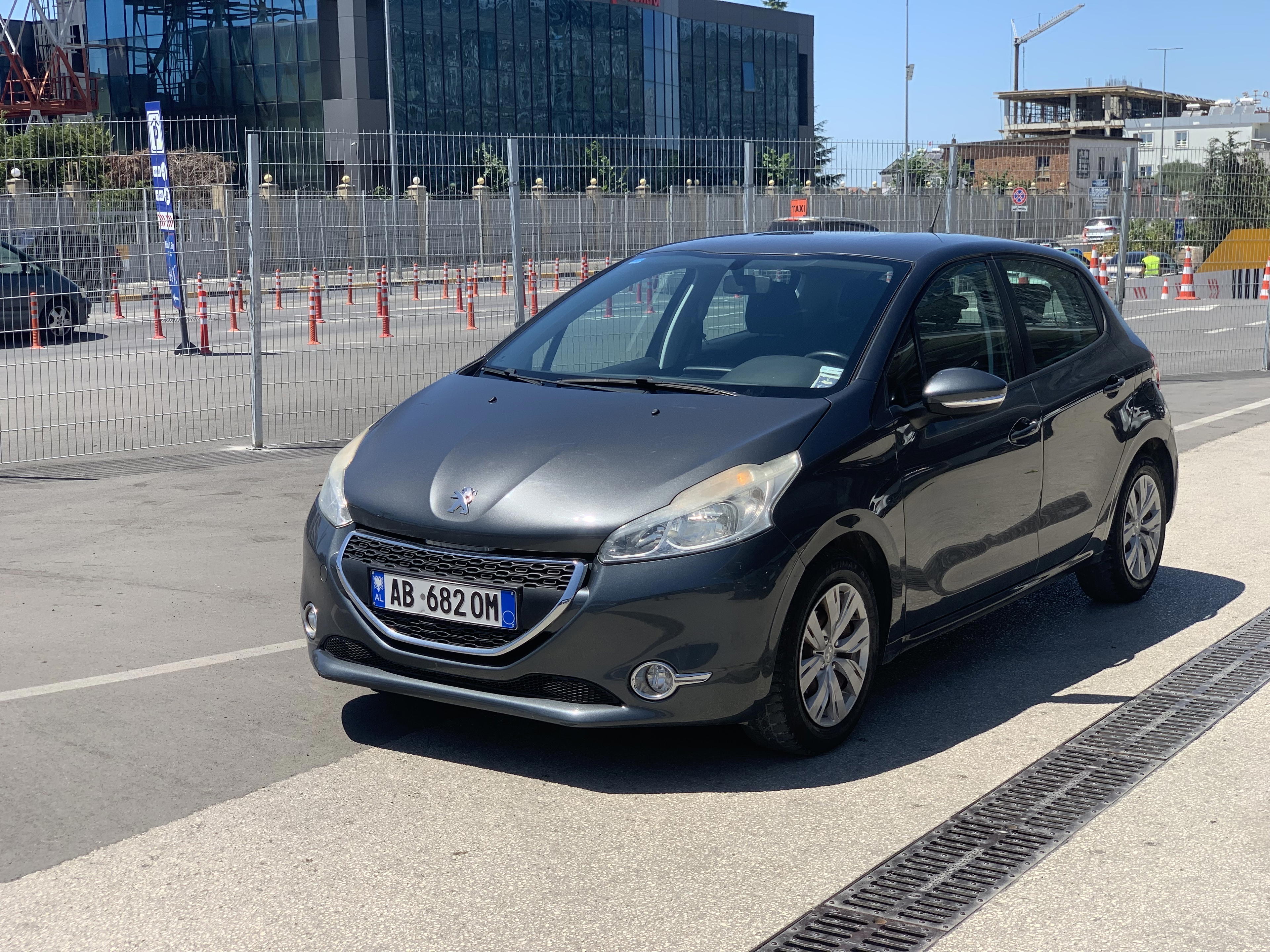 Peugeot 2008 - side view