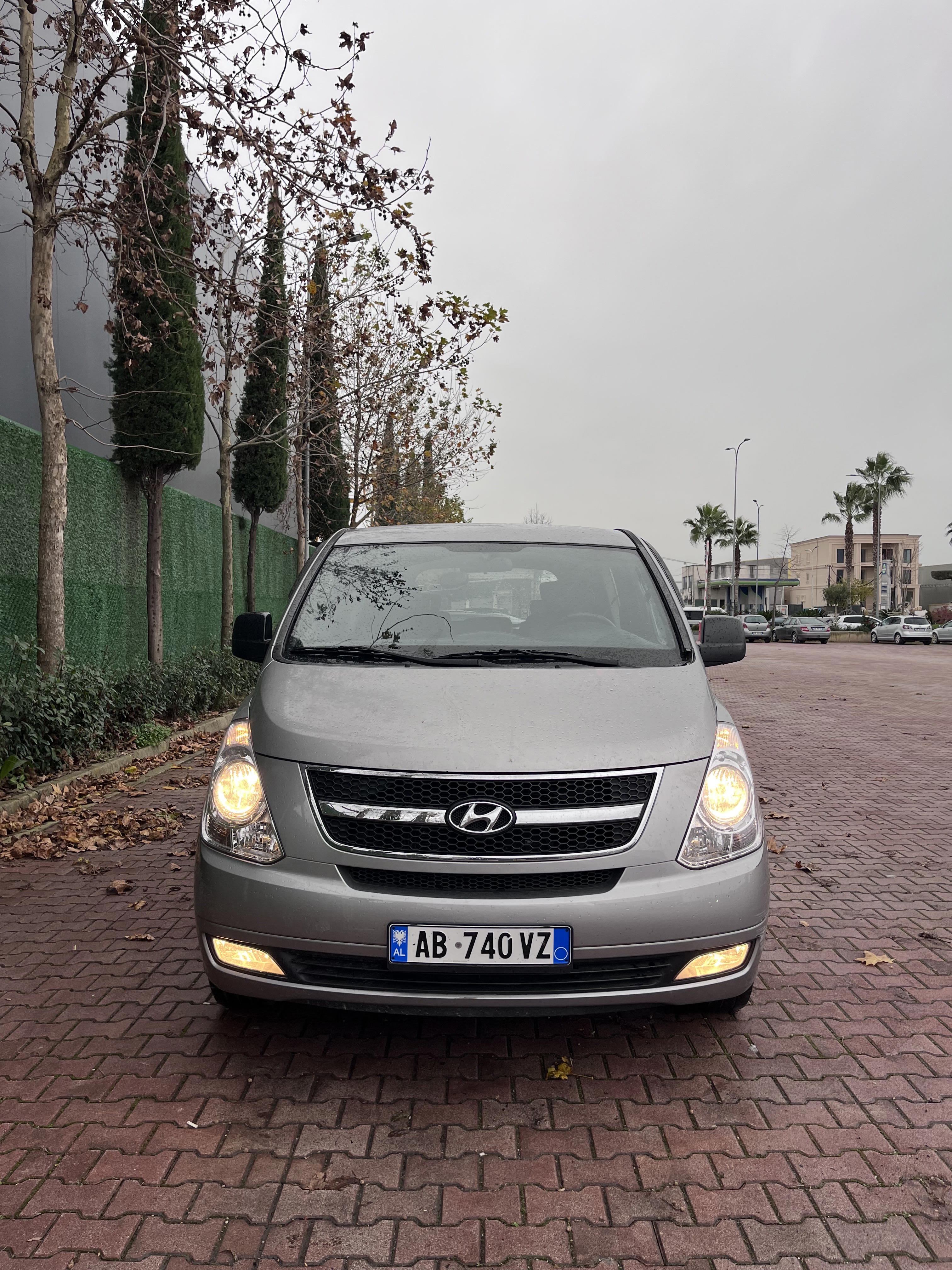 Hyundai Starex - side view