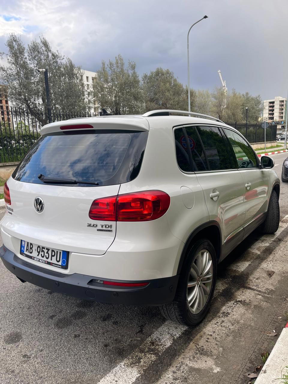 Volkswagen Tiguan - side view