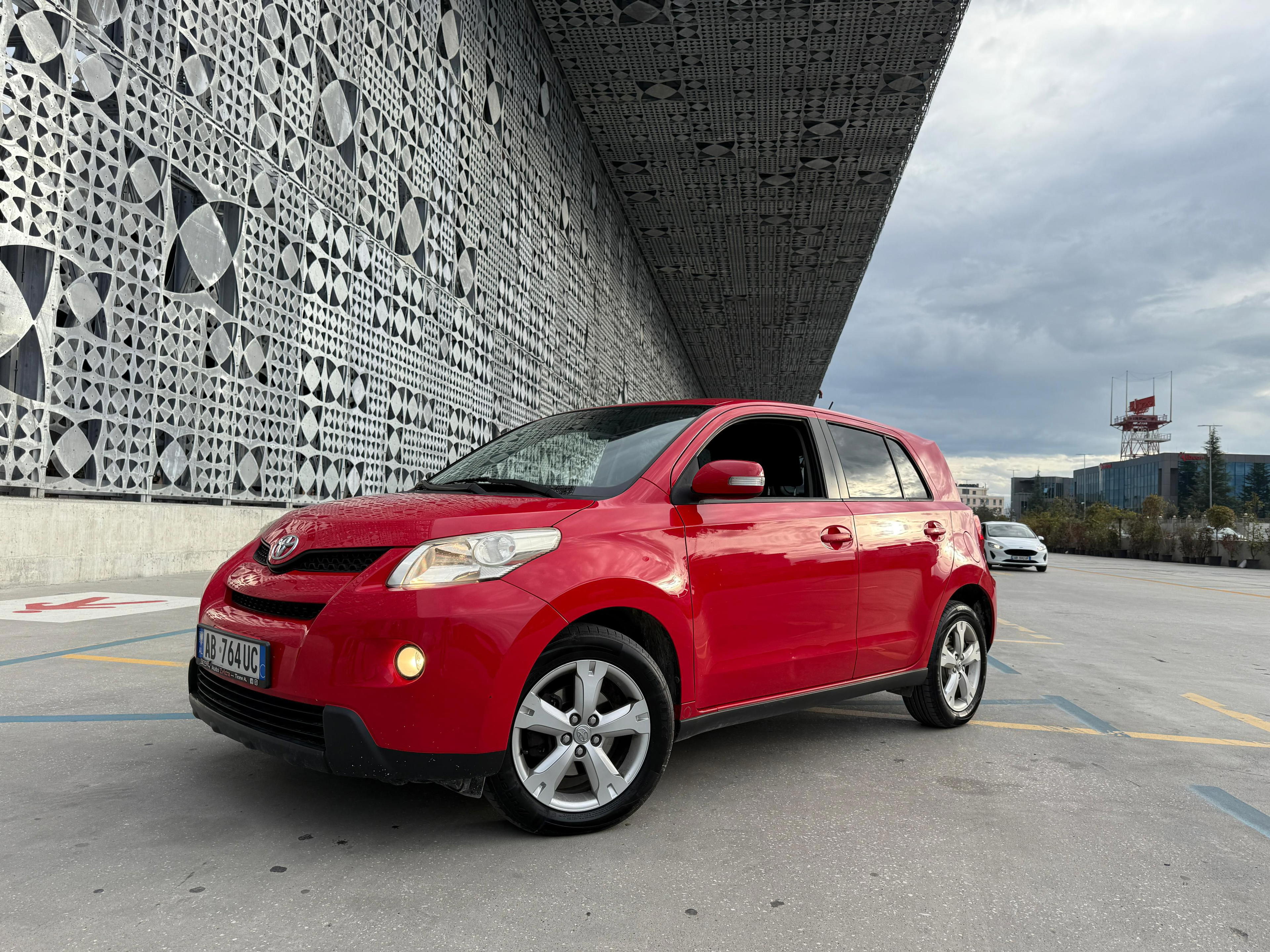 Toyota Auris - side view