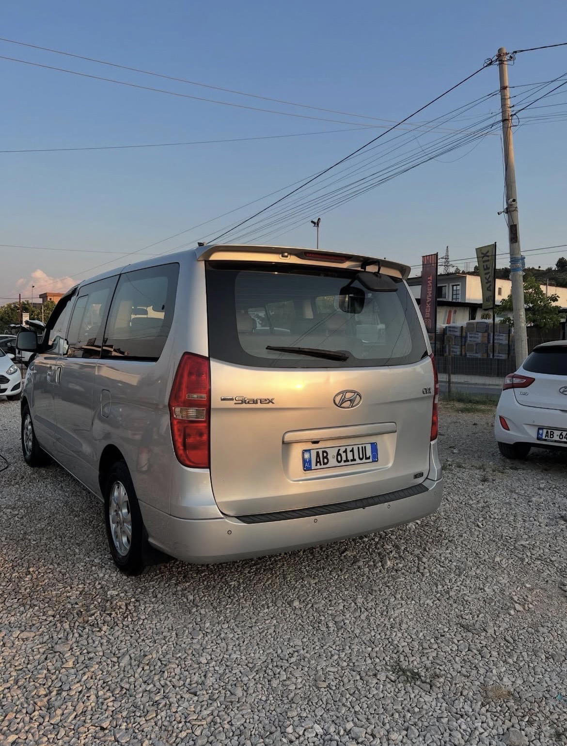 Hyundai Starex - side view