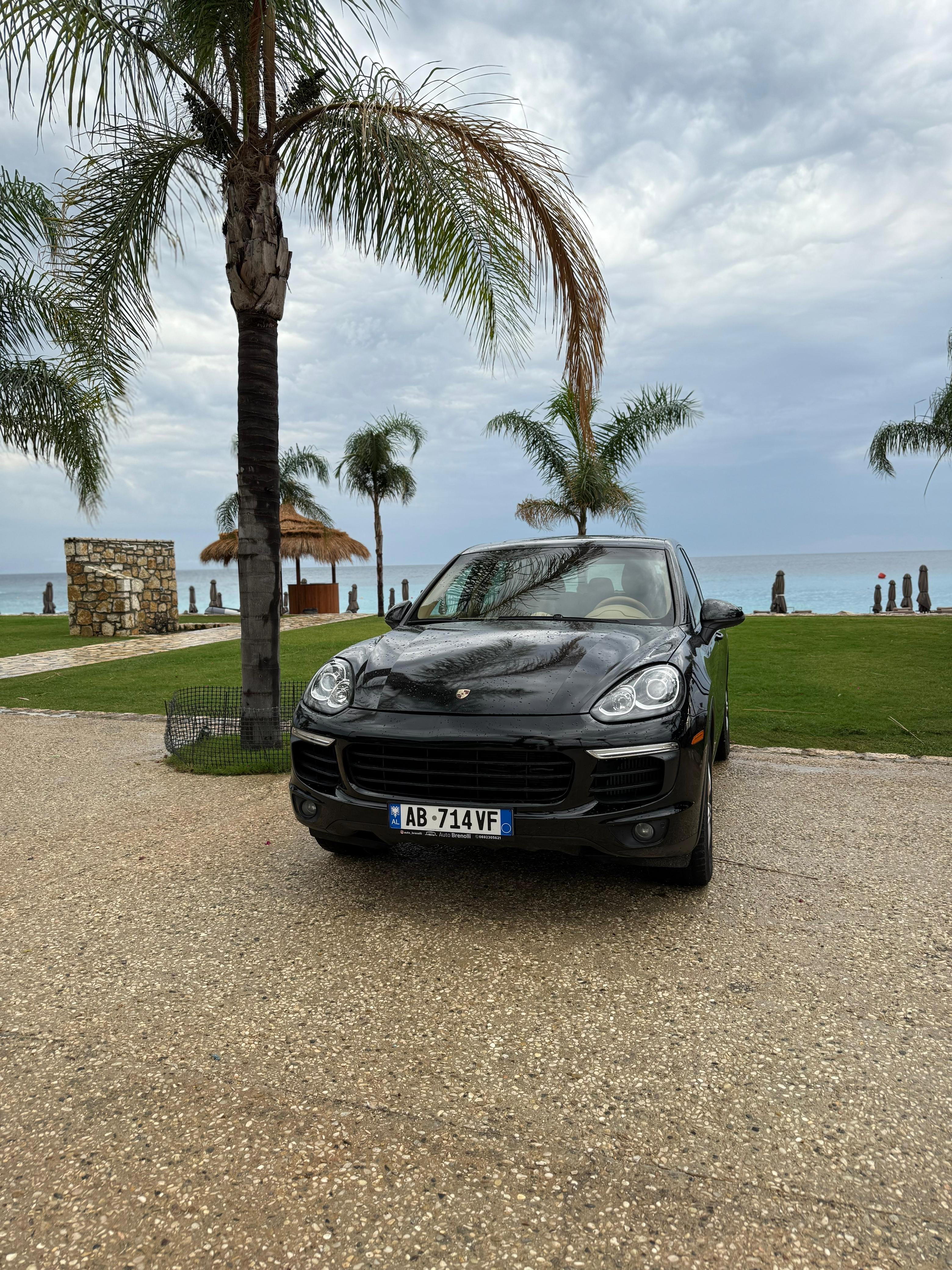 Porsche Cayenne - main photo