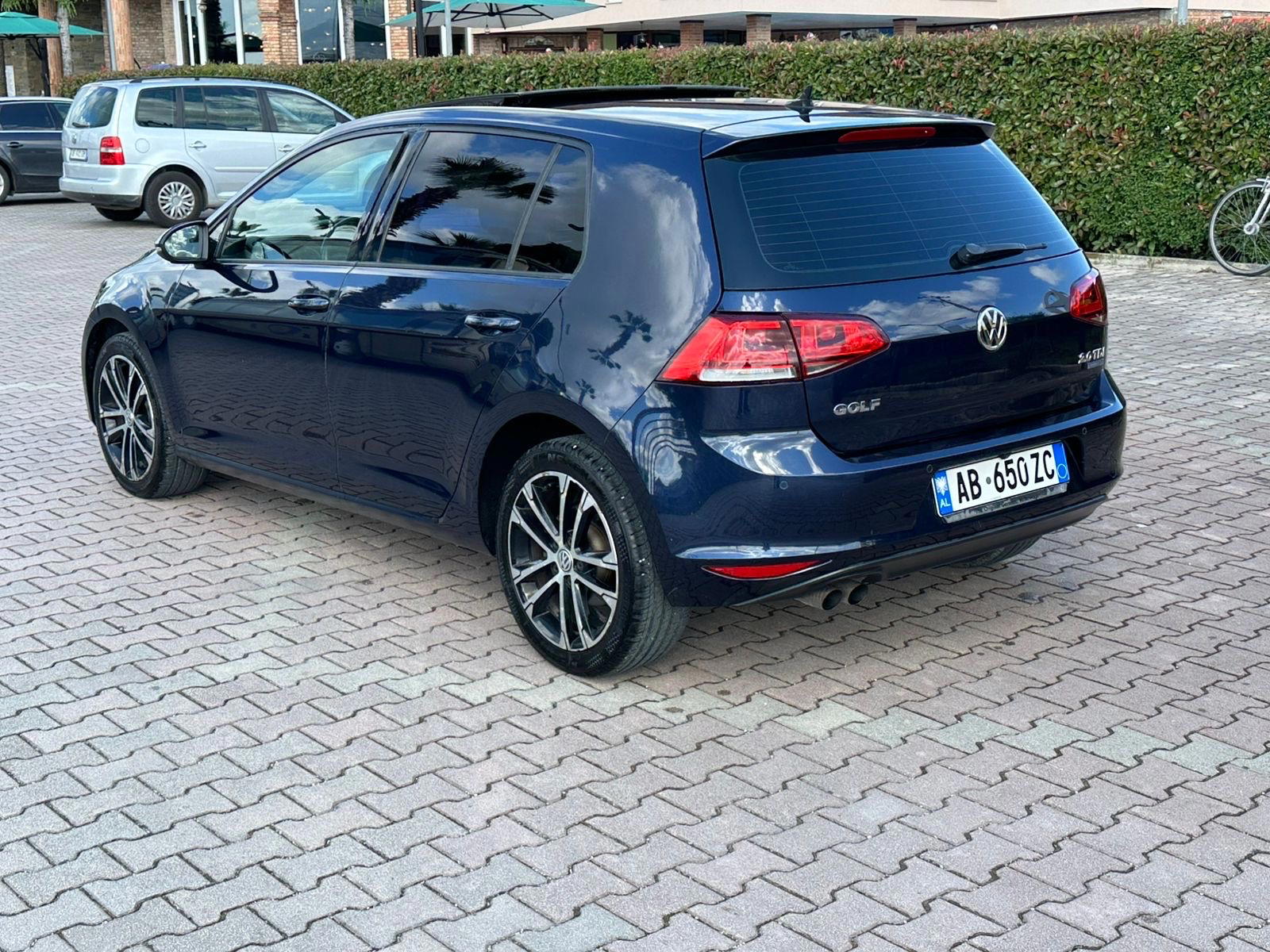 Volkswagen Golf - side view