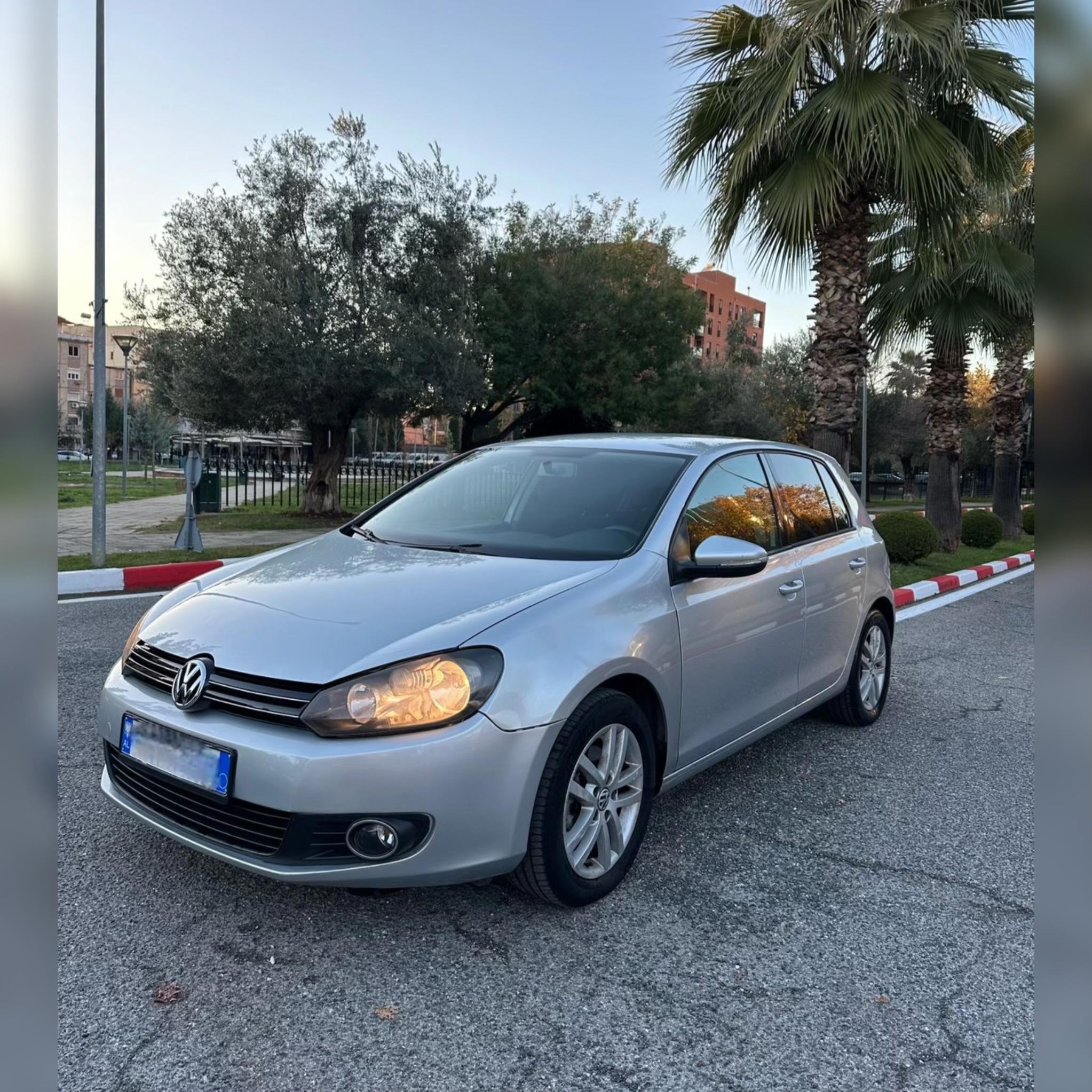 Volkswagen Golf - side view