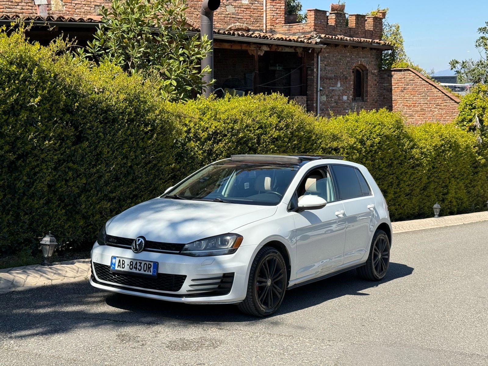 Volkswagen Golf - side view