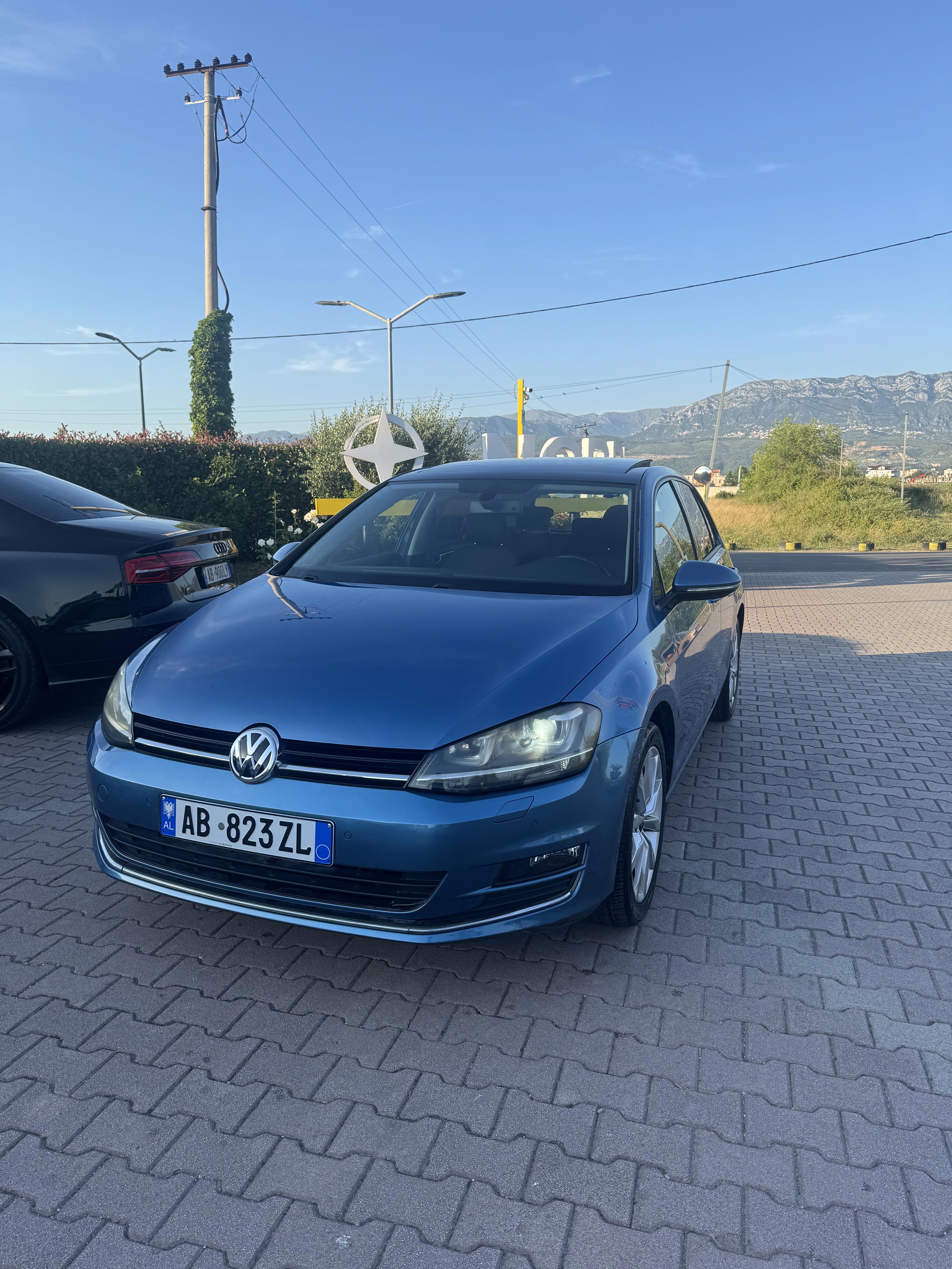 Volkswagen Golf - side view