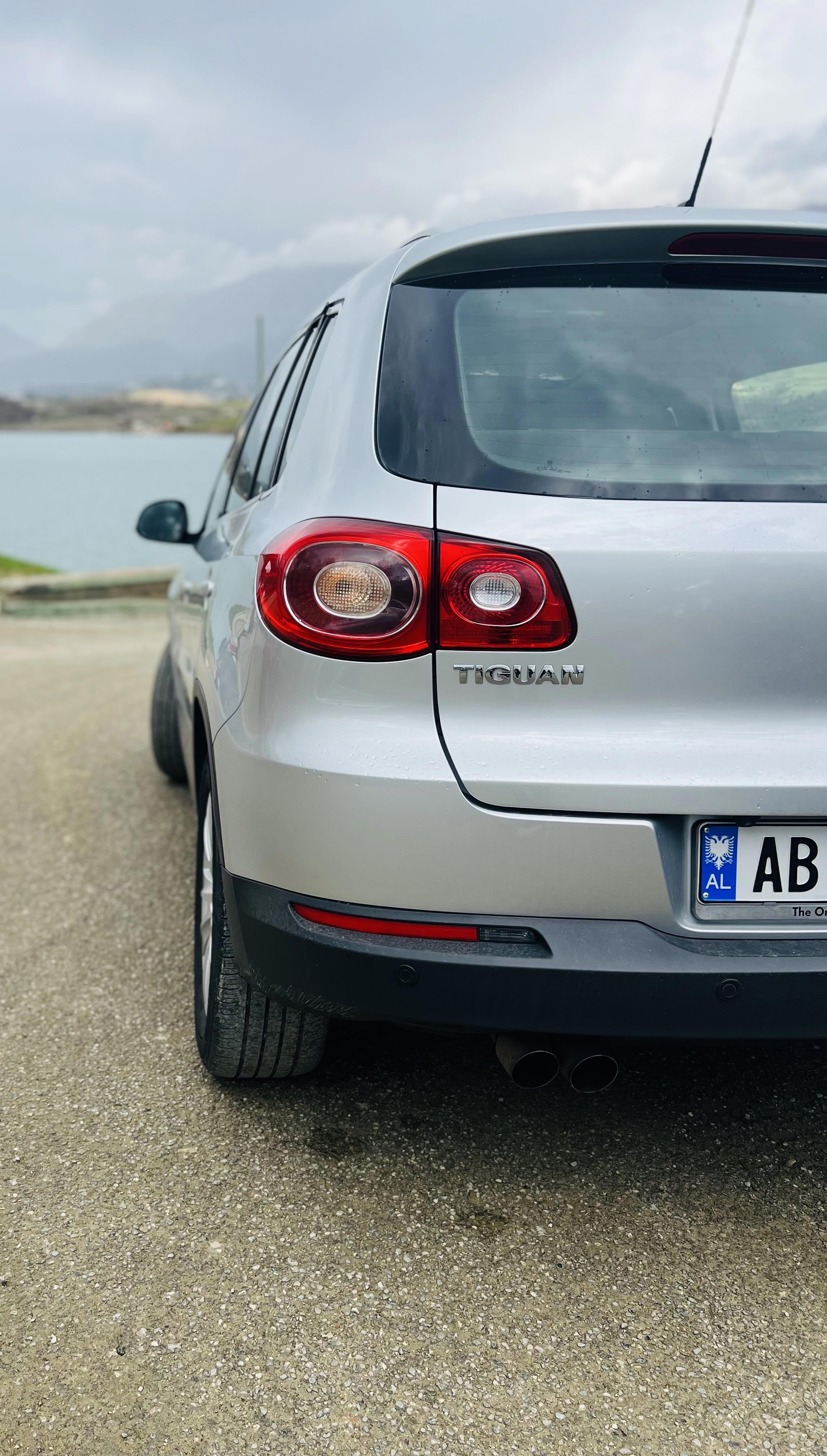 Volkswagen Tiguan - side view