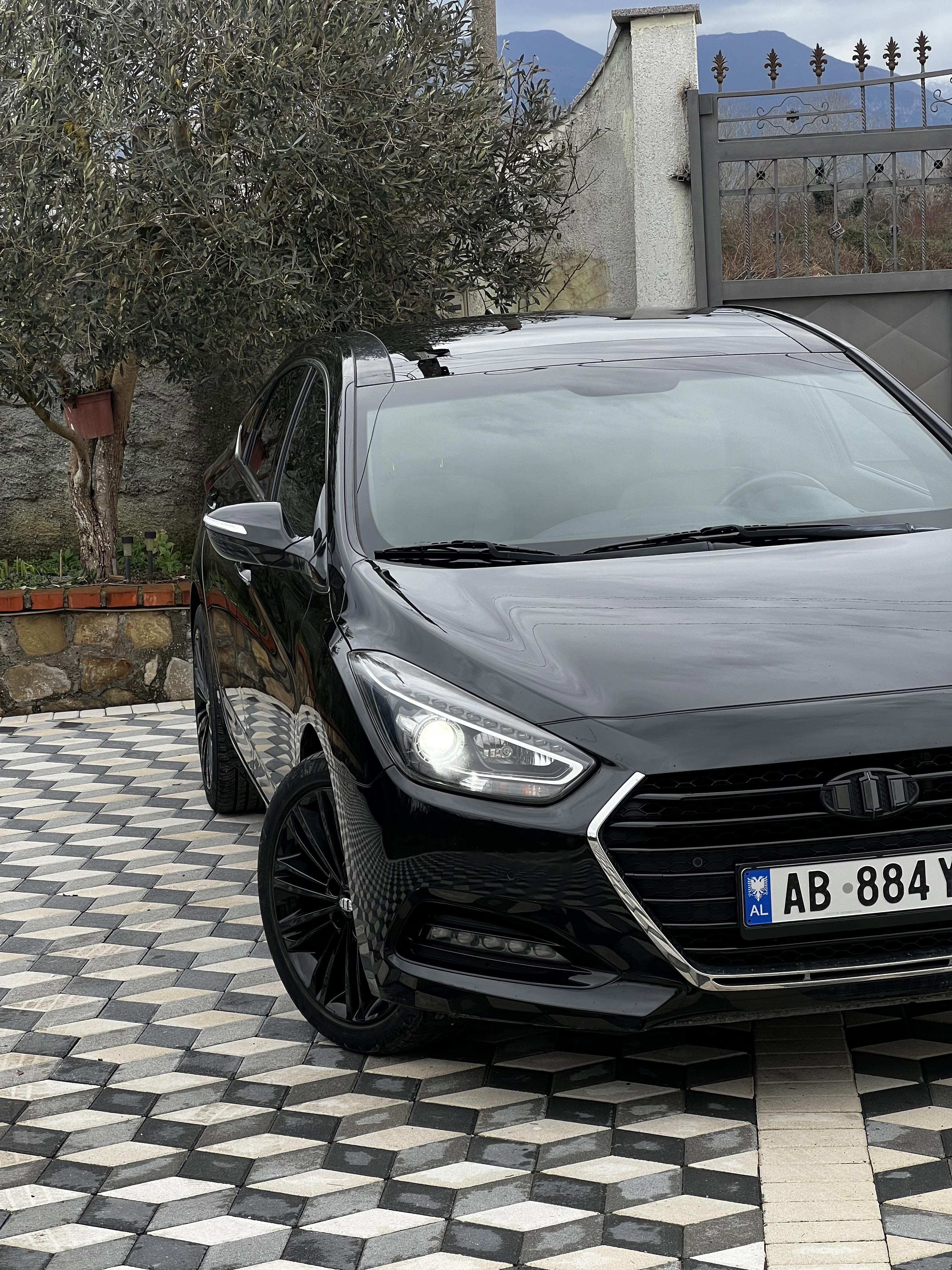 Hyundai I40 - side view