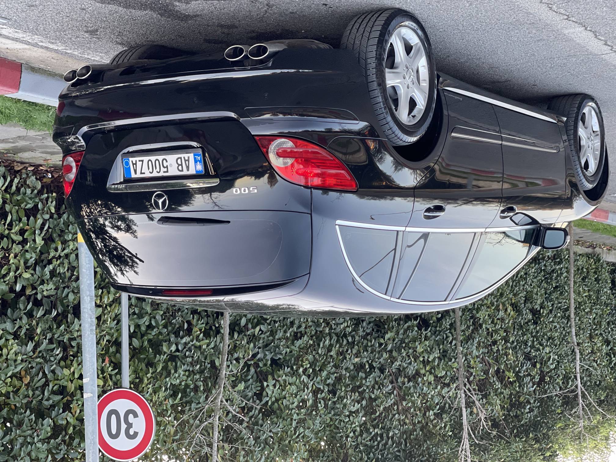 Mercedes-Benz R-Class - side view