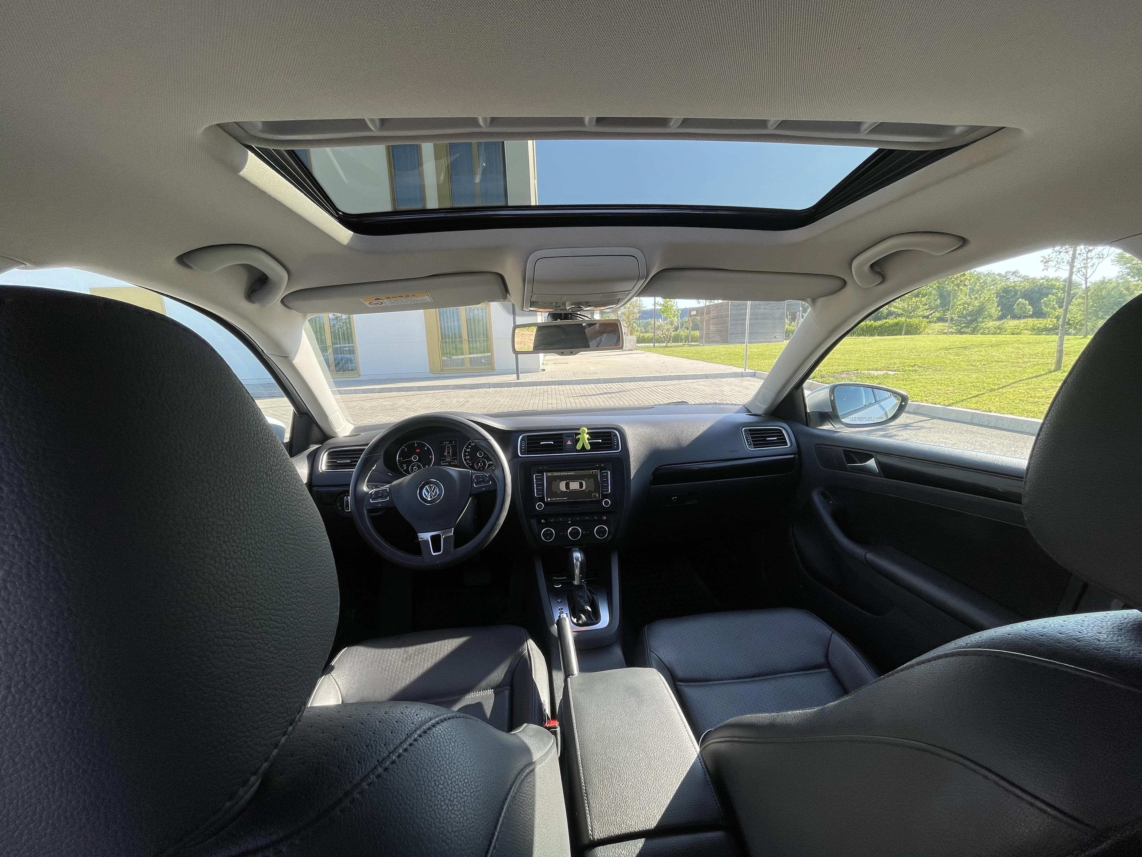Volkswagen Jetta - side view