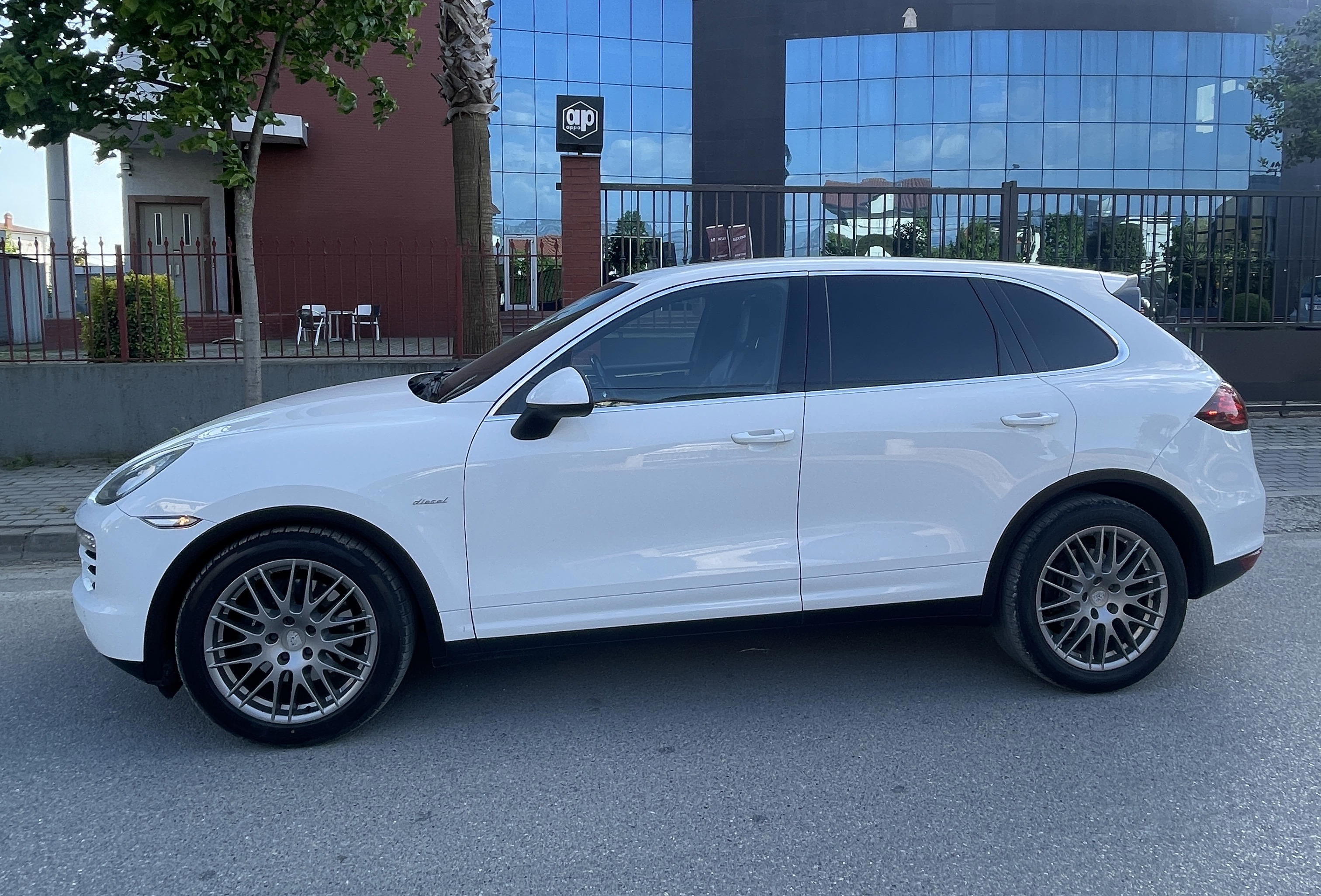 Porsche Cayenne - main photo