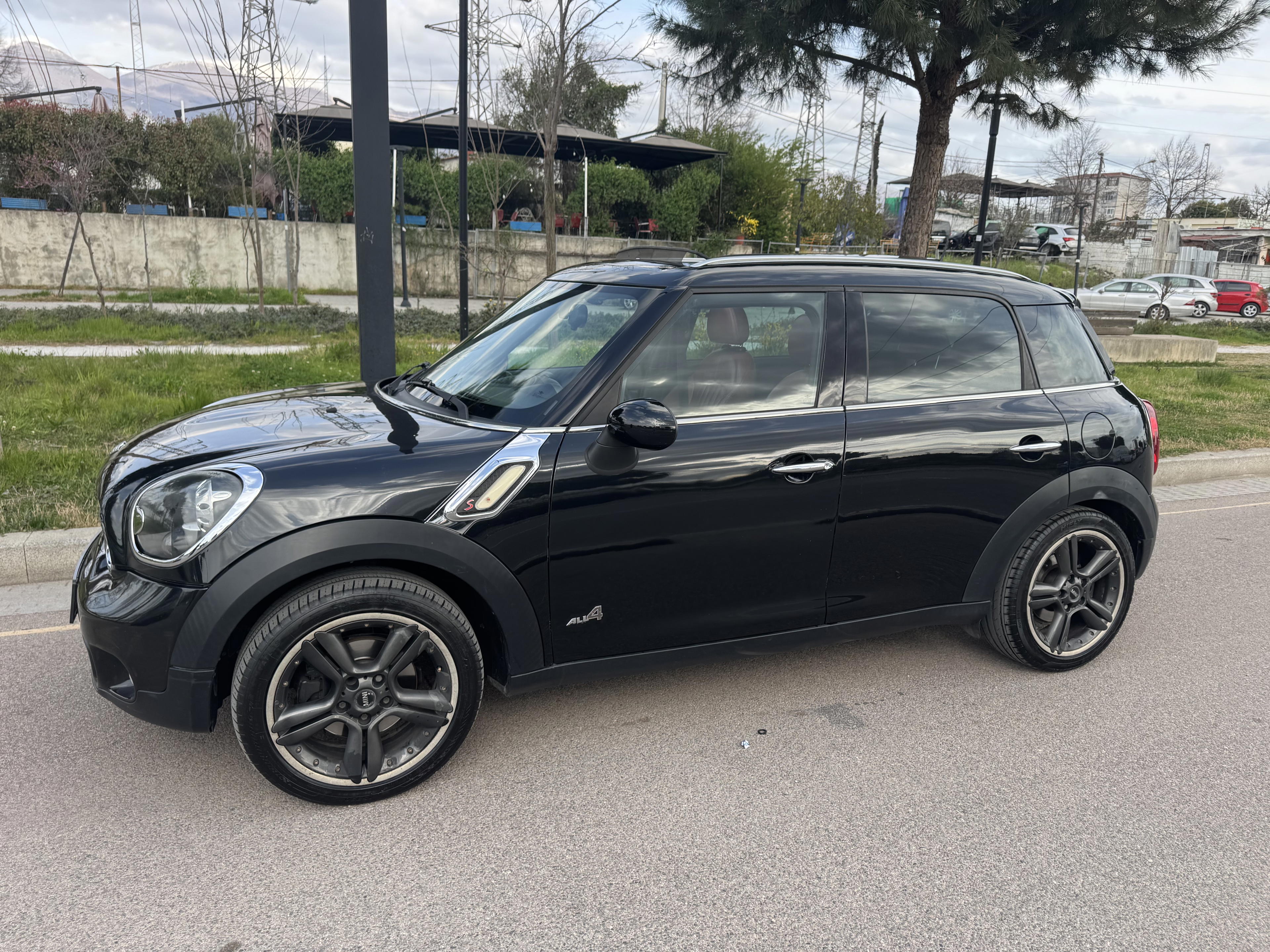 MINI Countryman - side view